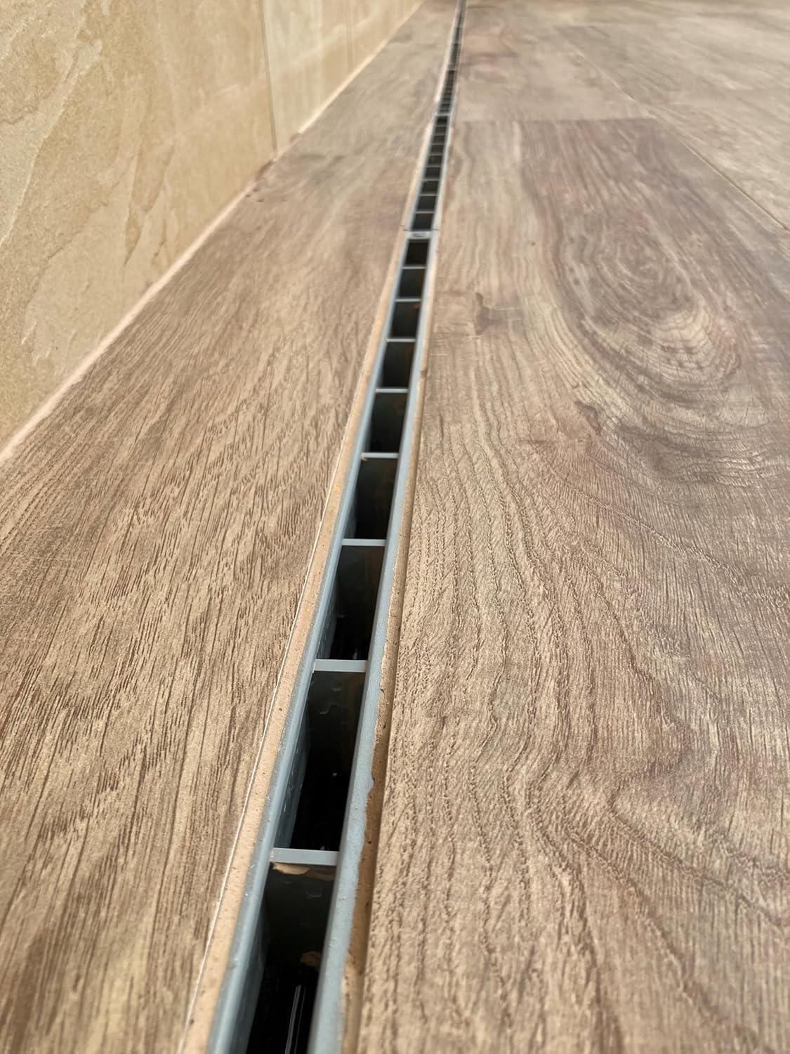 VODALAND - Canal de Drenaje con Rejilla Oculta Ranurada de plastico Color Gris - Pack de 5 Metros para terraza y Piscina, Aguas Pluviales y Desagüe | Solución Elegante y Funcional para Exteriores