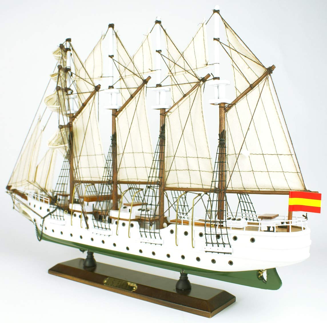 Maqueta montada de barco Juan Sebastián Elcano, Fabricada de forma artesanal, 57x36x9cm