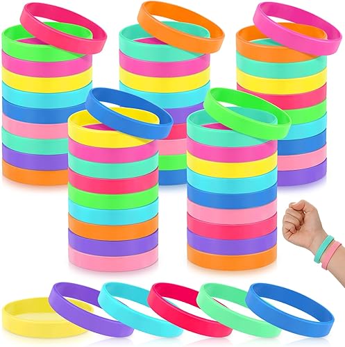 Shappy 50 pulseras de goma a granel, pulseras de goma en blanco neón a granel para adultos, muñequera de silicona de color liso para concientización