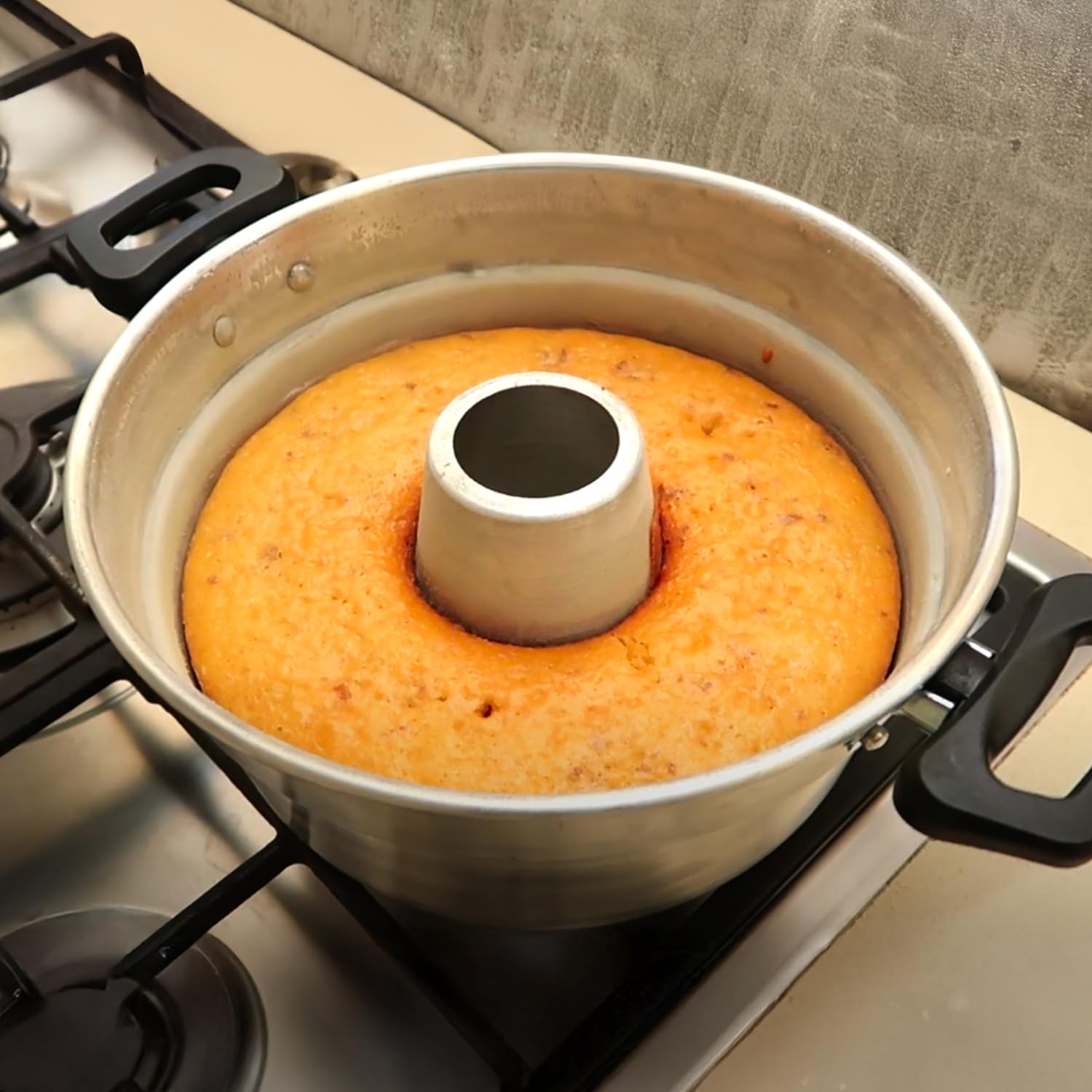 Avilia Pentola Forno a Gas con Coperchio e Spargifiamma 28cm - Alluminio Puro 99,5% e Spessore di 1mm - Maniglia in Ferro Zincato per Presa Sicura e Comoda - Pomo in Ferro e Piastra in Acciaio Inox