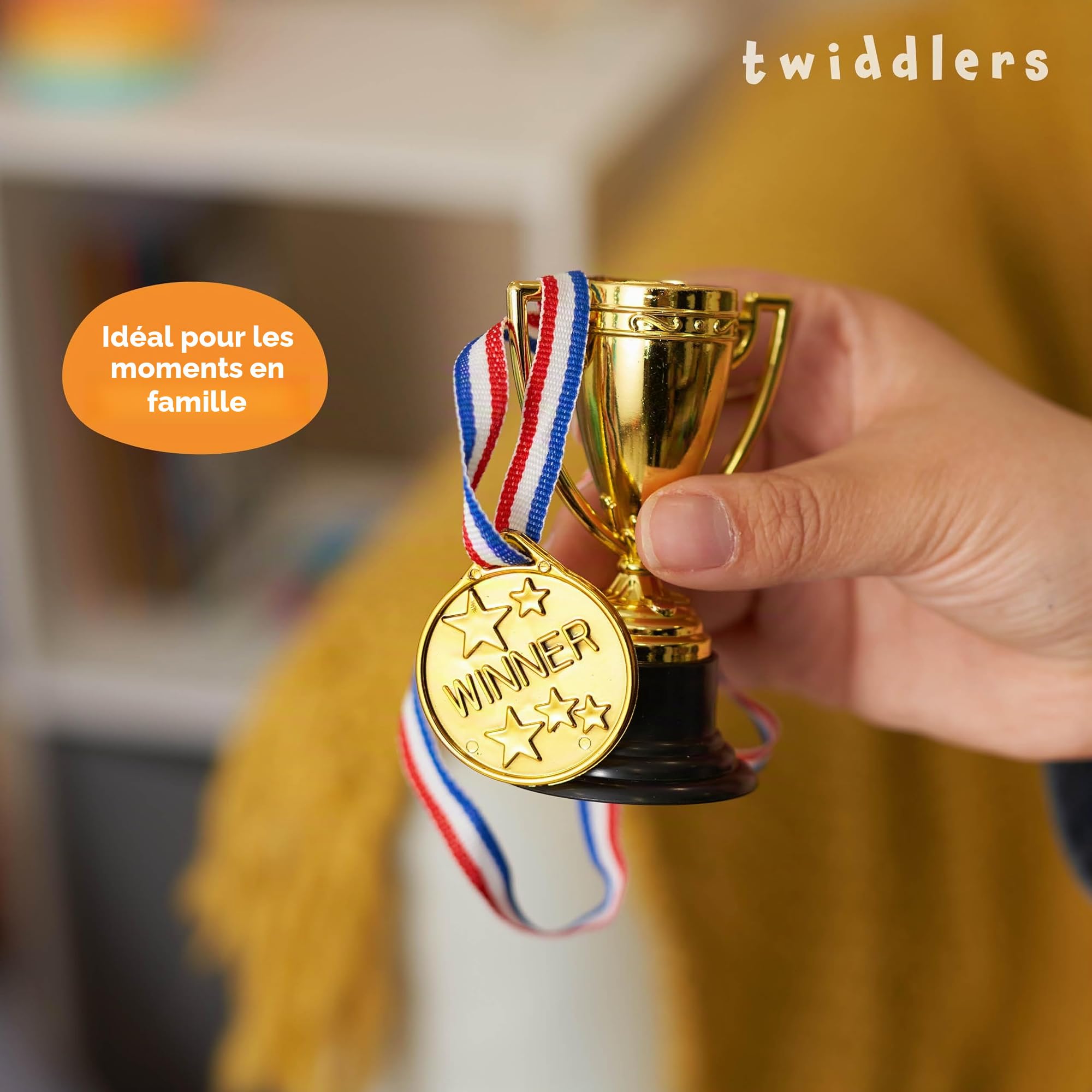THE TWIDDLERS 24 Pièces Mini Trophées & Médailles pour Fête Anniversaire des Enfants, Sport Scolaire, Tournoi & Fêtes Costumées Halloween - Cadeaux Invités & Récompenses