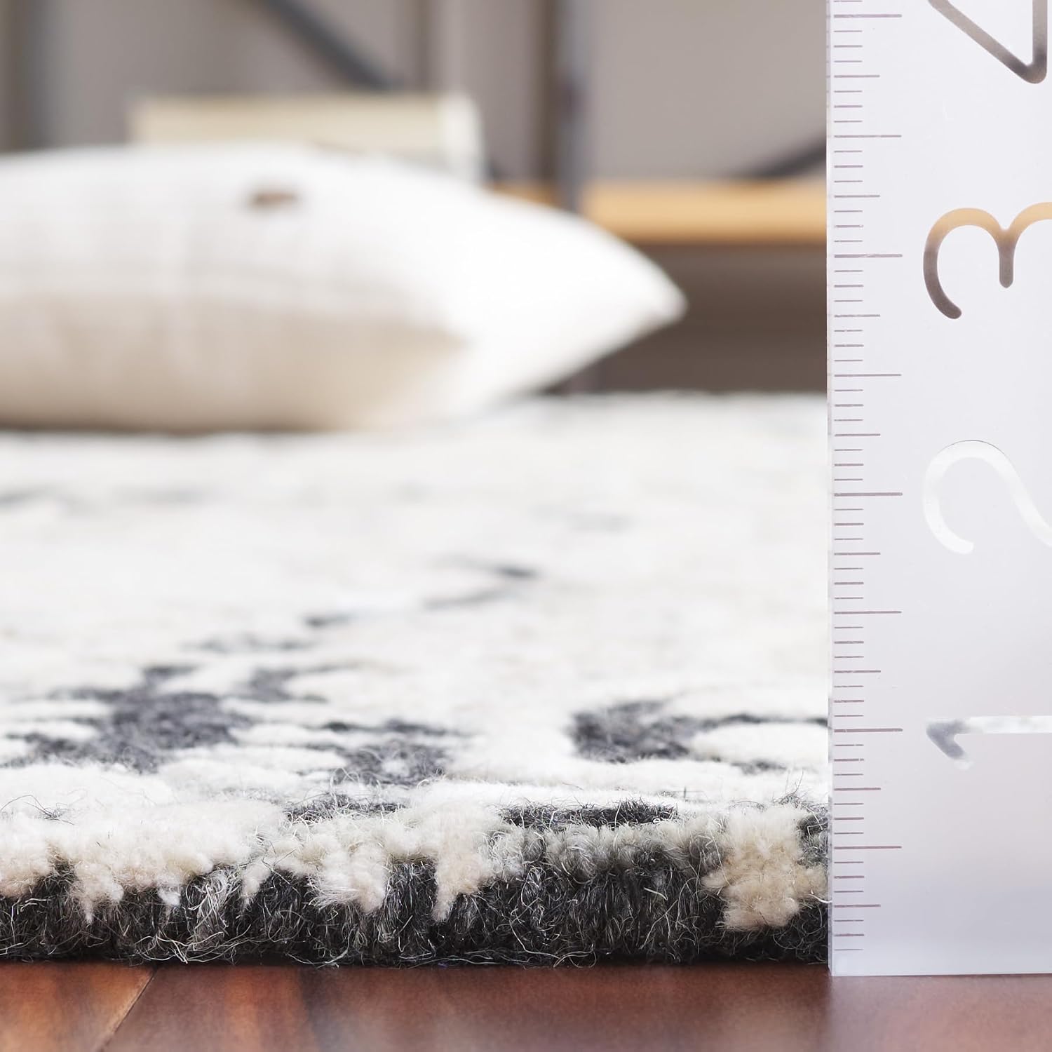 SAFAVIEH Area Rug 8x10 - Ebony Collection - Large - Black & Ivory, Handmade Wool, Ideal for Living Room, Bedroom, Office, Dining Space (EBN130Z)