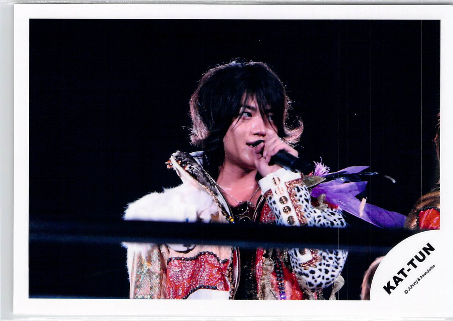 Amazon.co.jp: KAT-TUN 赤西 仁 【公式写真・スリーブ付き】 b28 : ホビー