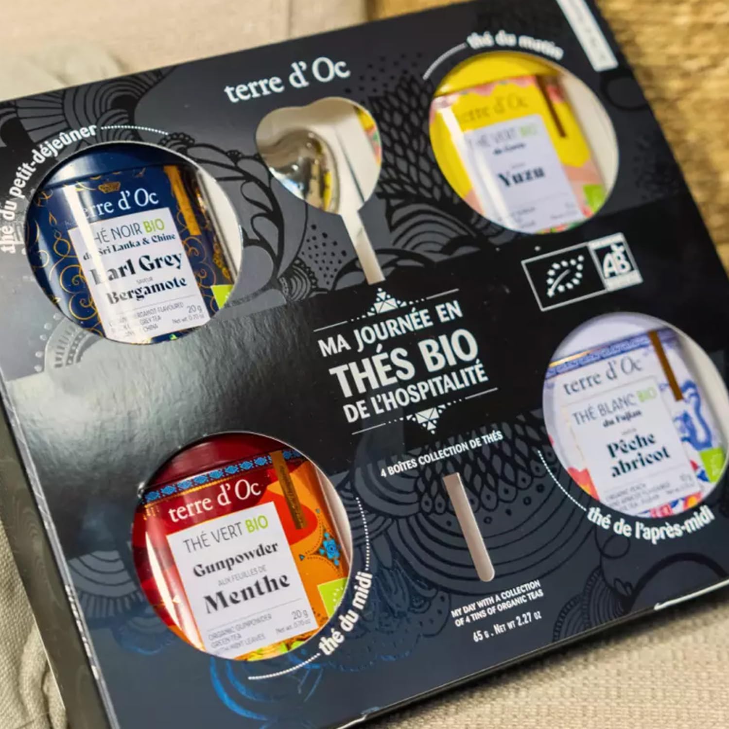 Terre d'Oc - Coffret 4 Thés Bio Ma Journée en Thé + 1 Cuillère Filtre à Thé - Thés Verts, Noirs & Blancs en Vrac - Idée Cadeau Homme et Femme - 65g