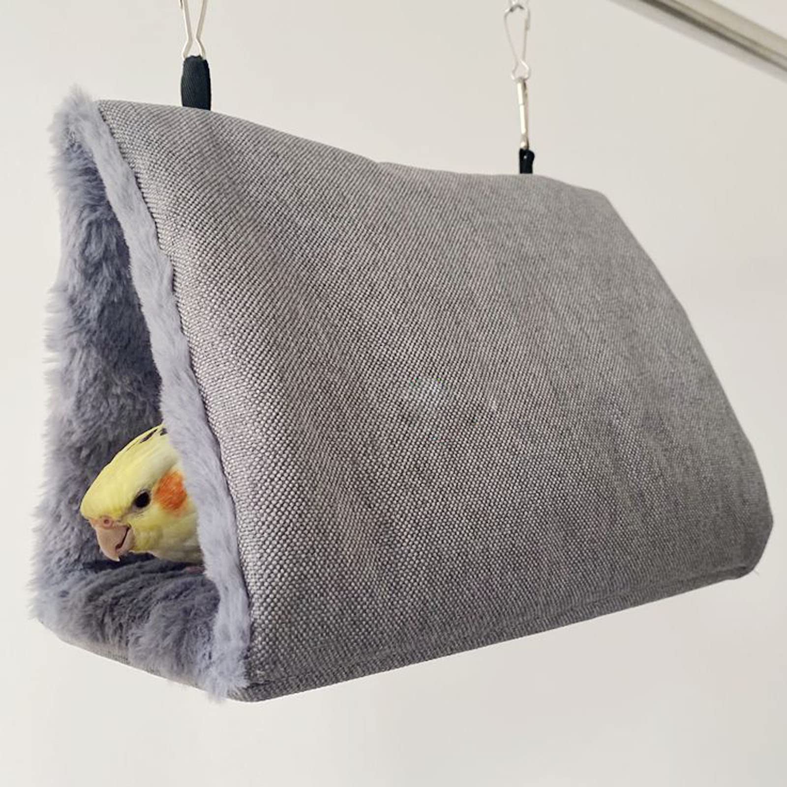 鳥たちの寝床 三角ハウス インコ おもちゃ 掛ける鳥の巣 ハンモック ペット 用 テント いんこおもちゃ かわいい 寝袋 無地 厚みふわふわ 暖かい Cave Bed 遊び場 保温 寒さ対策 鳥の おもちゃ 鳥用品 文鳥 鸚鵡 小動物 ハウス 冬 フックとチェーン付き 両側開放型-S グレー - 1