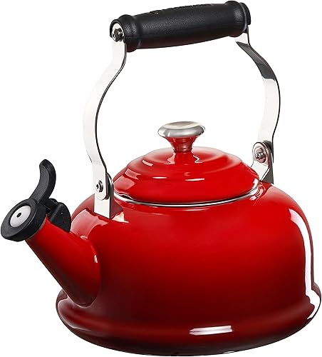 Le Creuset Hervidor de té silbante esmaltado en acero con acabados metálicos, 1.7 cuartos de galón., Cerise