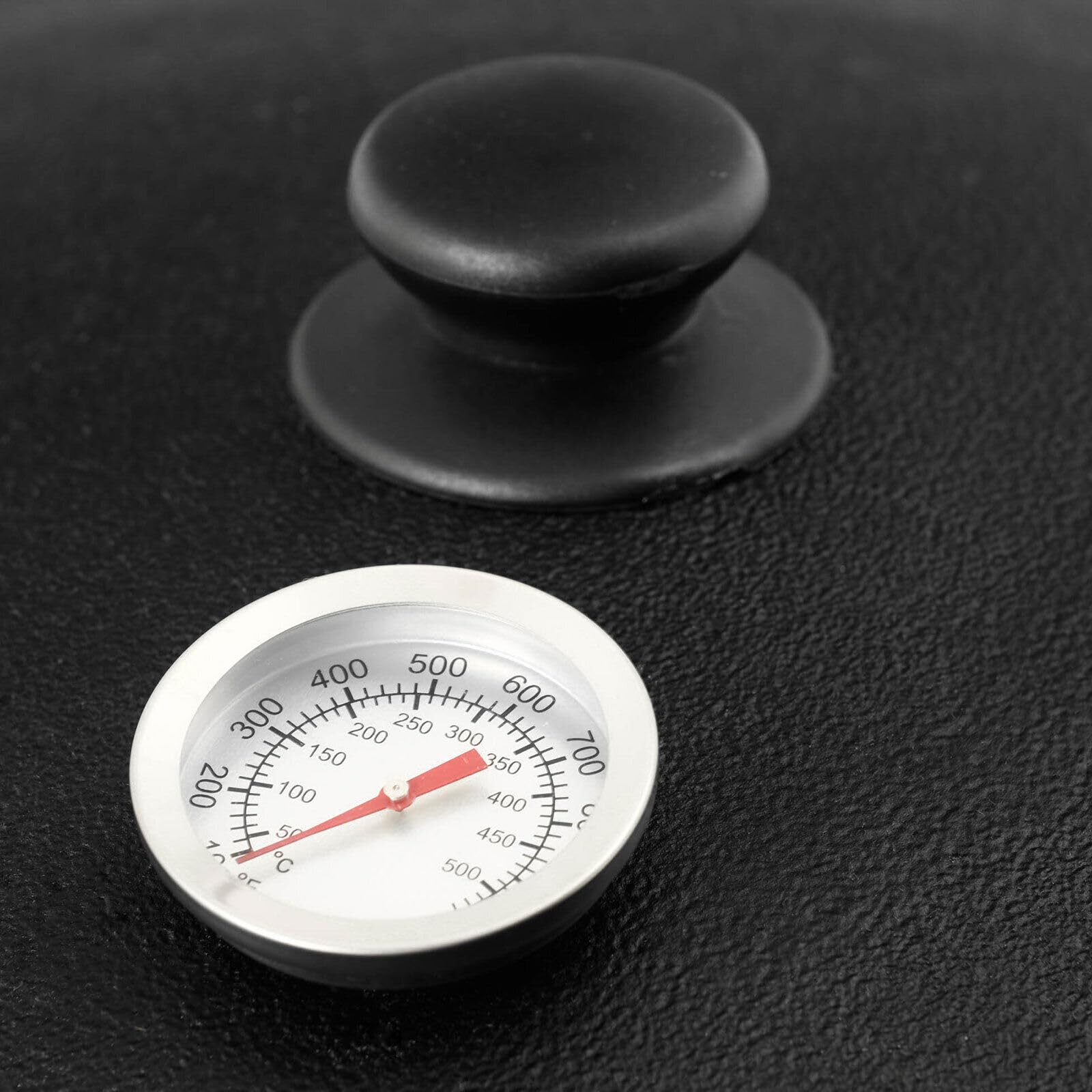 Gusseisen Kasan 12L rund NAMANGAN Campingtopf Kazan WOK Kessel Camping BBQ, Aluminium Deckel mit Thermometer, inkl. Schaumkelle Schaumlöffel Schöpflöffel Suppenkelle Küchenhelfer Edelstahl