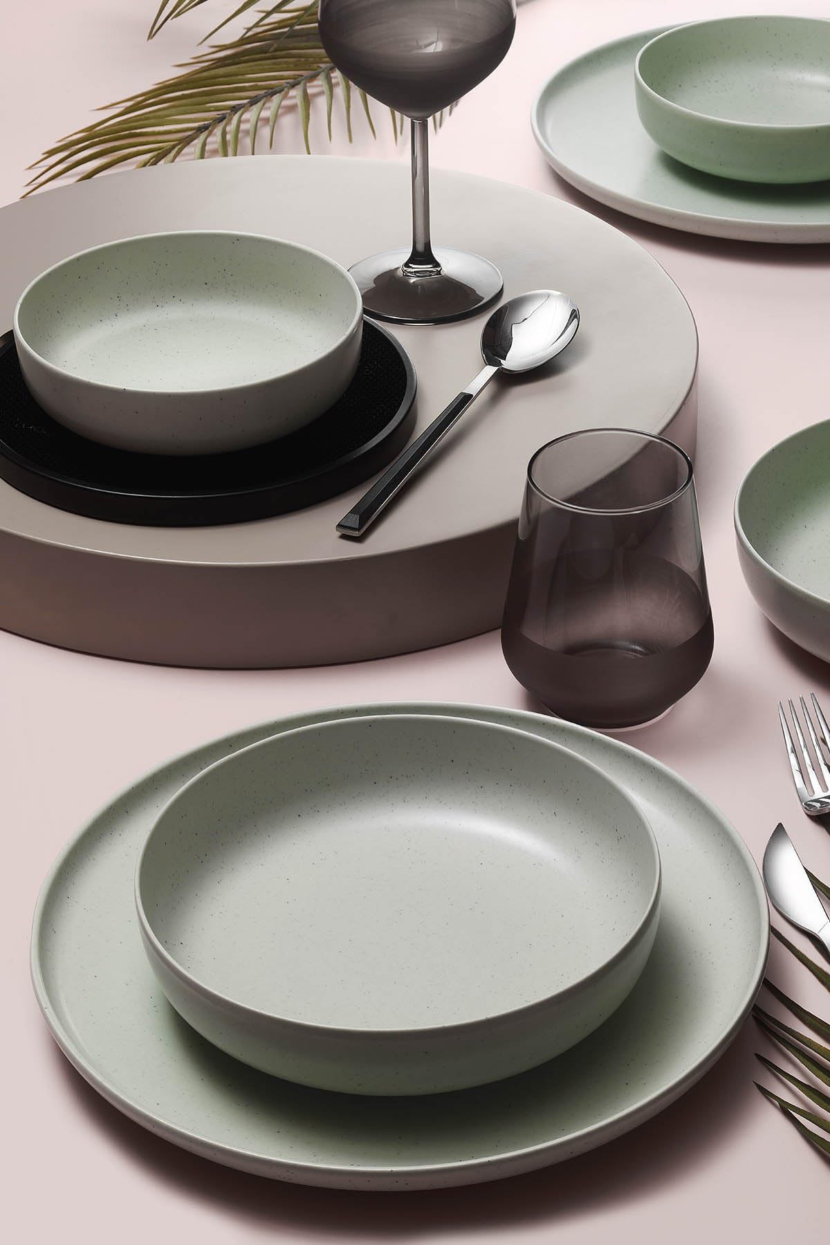 Elegancki 18-częściowy zestaw obiadowy, 100% porcelana, 6 talerzy serwisowych (27 cm), 6 talerzy (21 cm), 6 miseczek (15 cm), bezpieczny do mycia w zmywarce i do kuchenki mikrofalowej, idealny na
