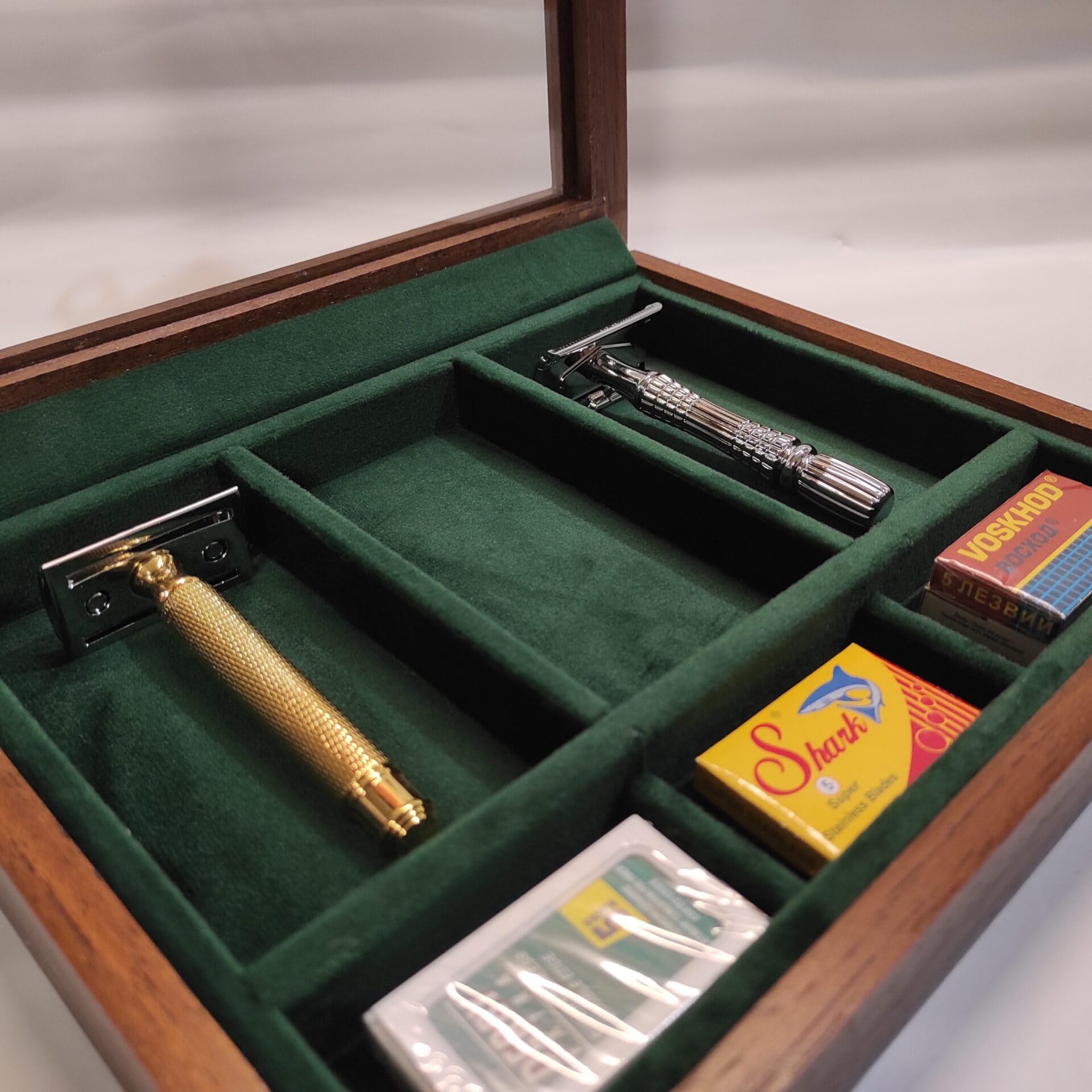 Cofanetto per rasoi di sicurezza da collezione con vetro, 3 scomparti rasoio e 3 scomparti lamette, legno massello, velluto, numerato – Coins&More