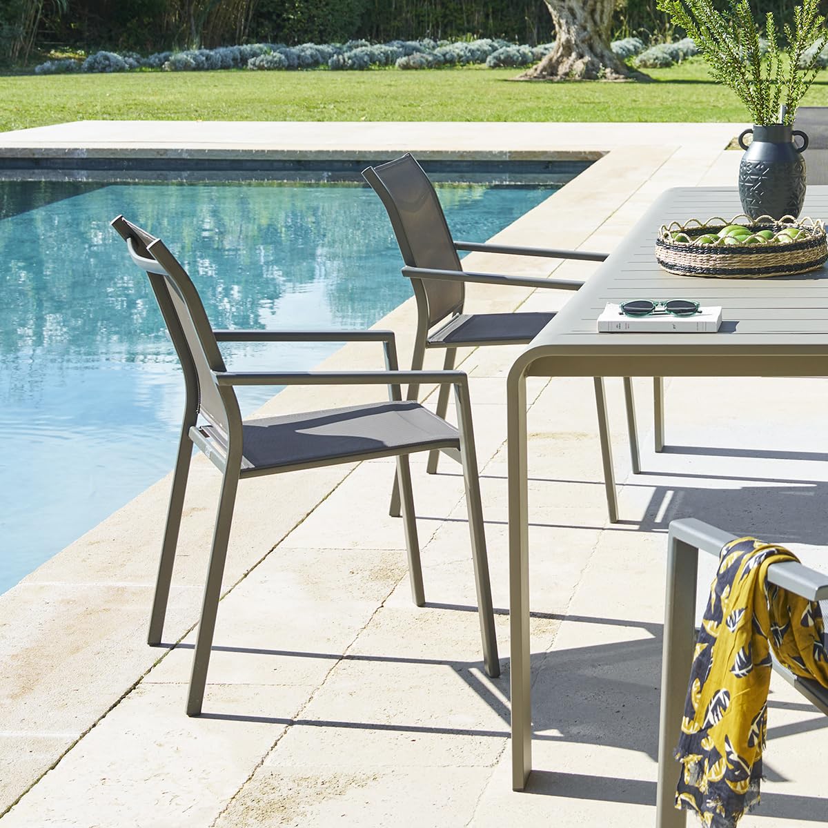 Hespéride - Fauteuil de Jardin Empilable Essentia Wengé et Praline Anti-Rouille Texaline Léger Facile à Ranger Mobilier d'Aménagement Terrasse Balcon