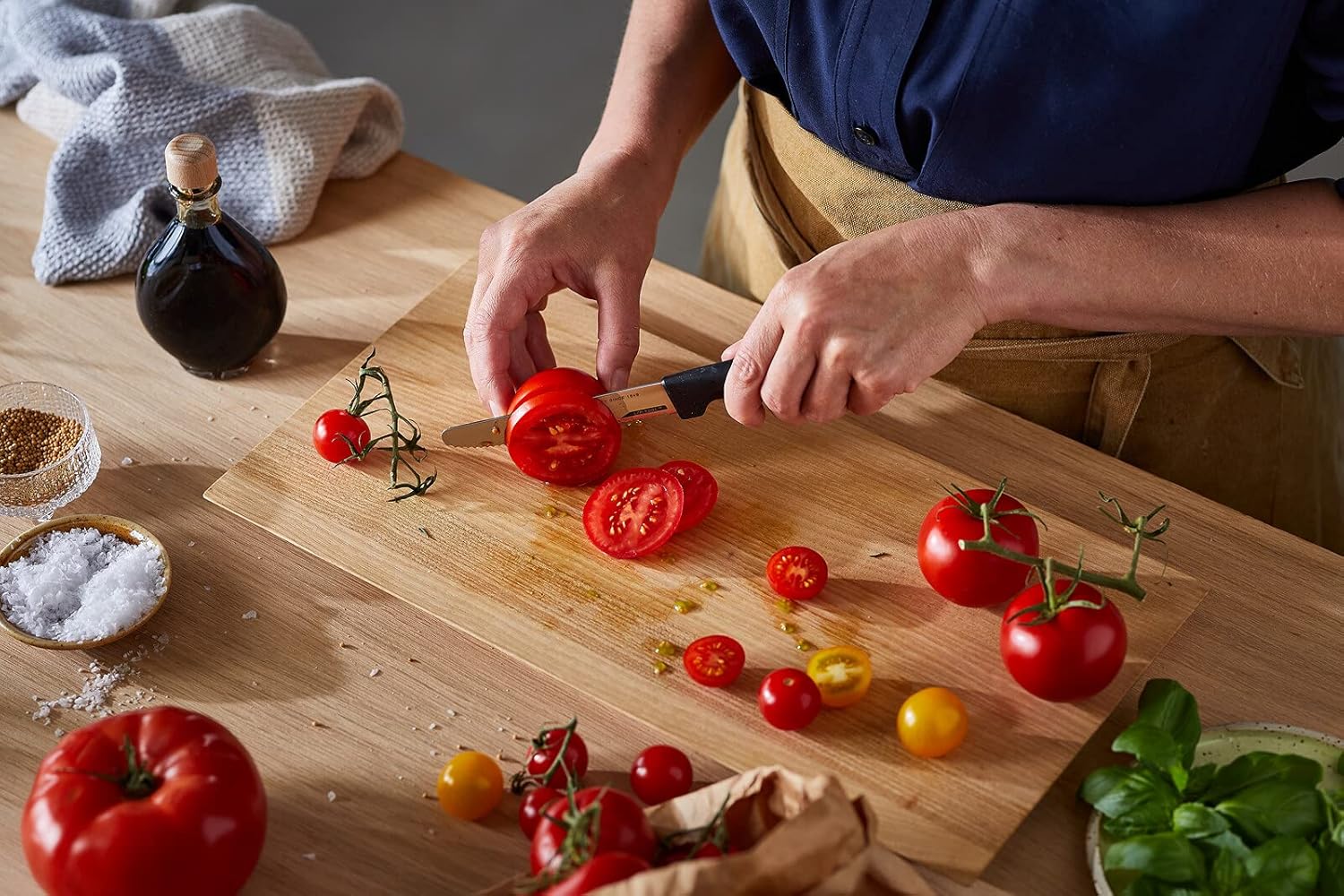 Fiskars Tomato Knife, Hard Edge, Elegant Design, Total Length: 23.4 cm, Stainless Steel/Plastic, 1054947