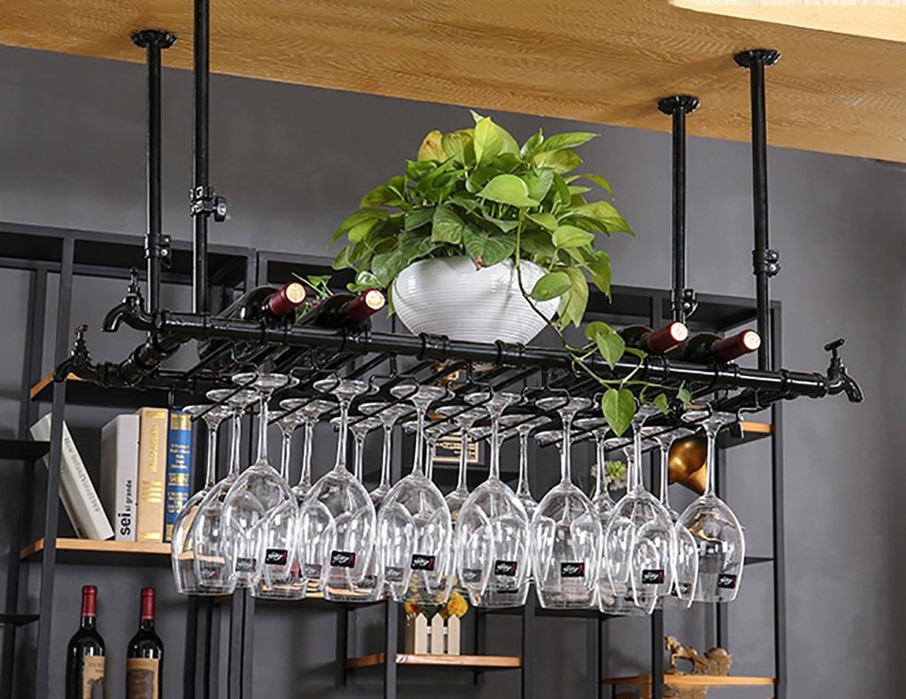 Bar à la maison créatif grâce au porte-bouteilles en verre suspendu au plafond