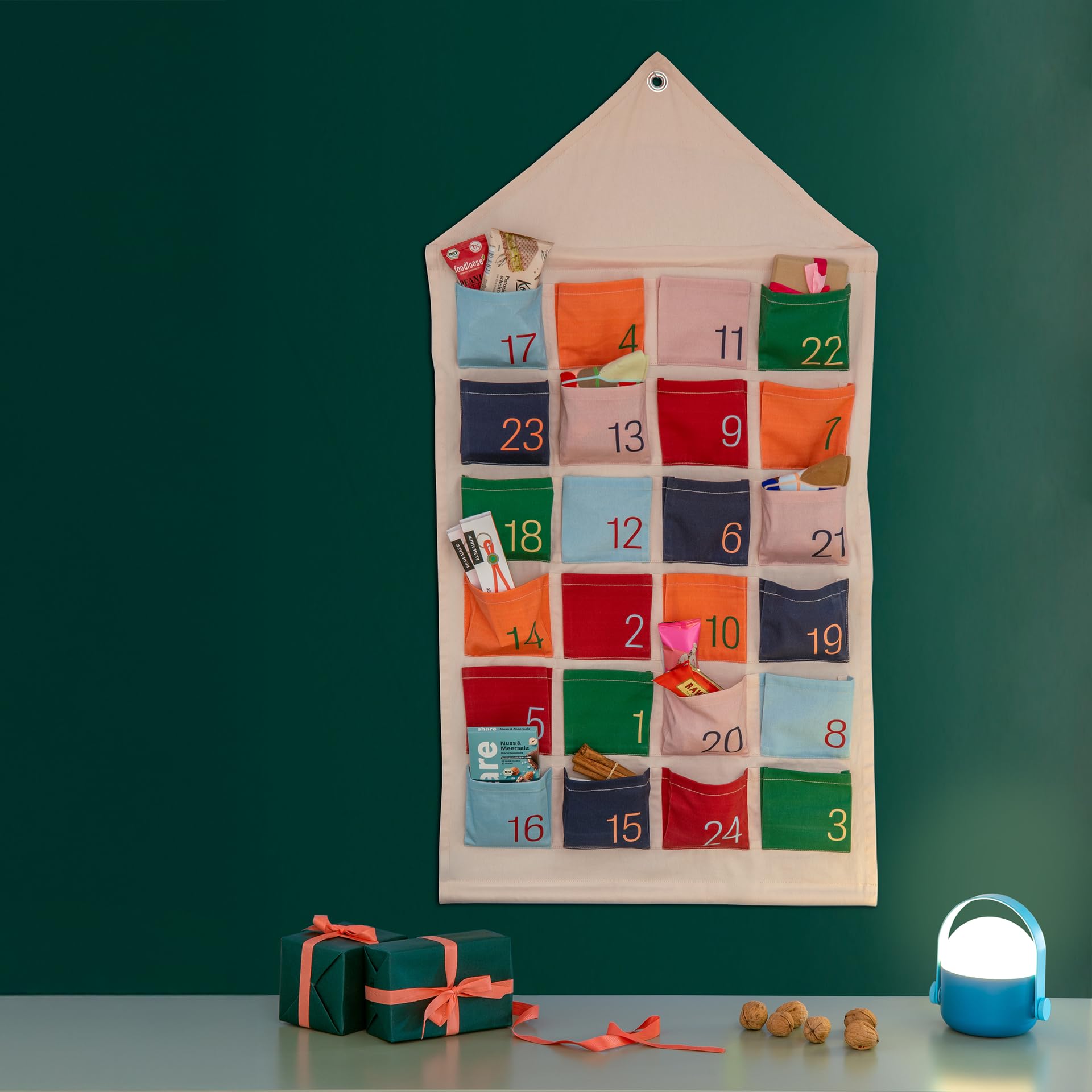 REMEMBER Adventskalender Haus, 50 x 100 cm, Baumwolle/Kiefernholz/Metall – farbenfroher Adventskalender zum Befüllen mit 24 Fächern, für Kinder & Erwachsene, Weihnachtsdeko Geschenkidee