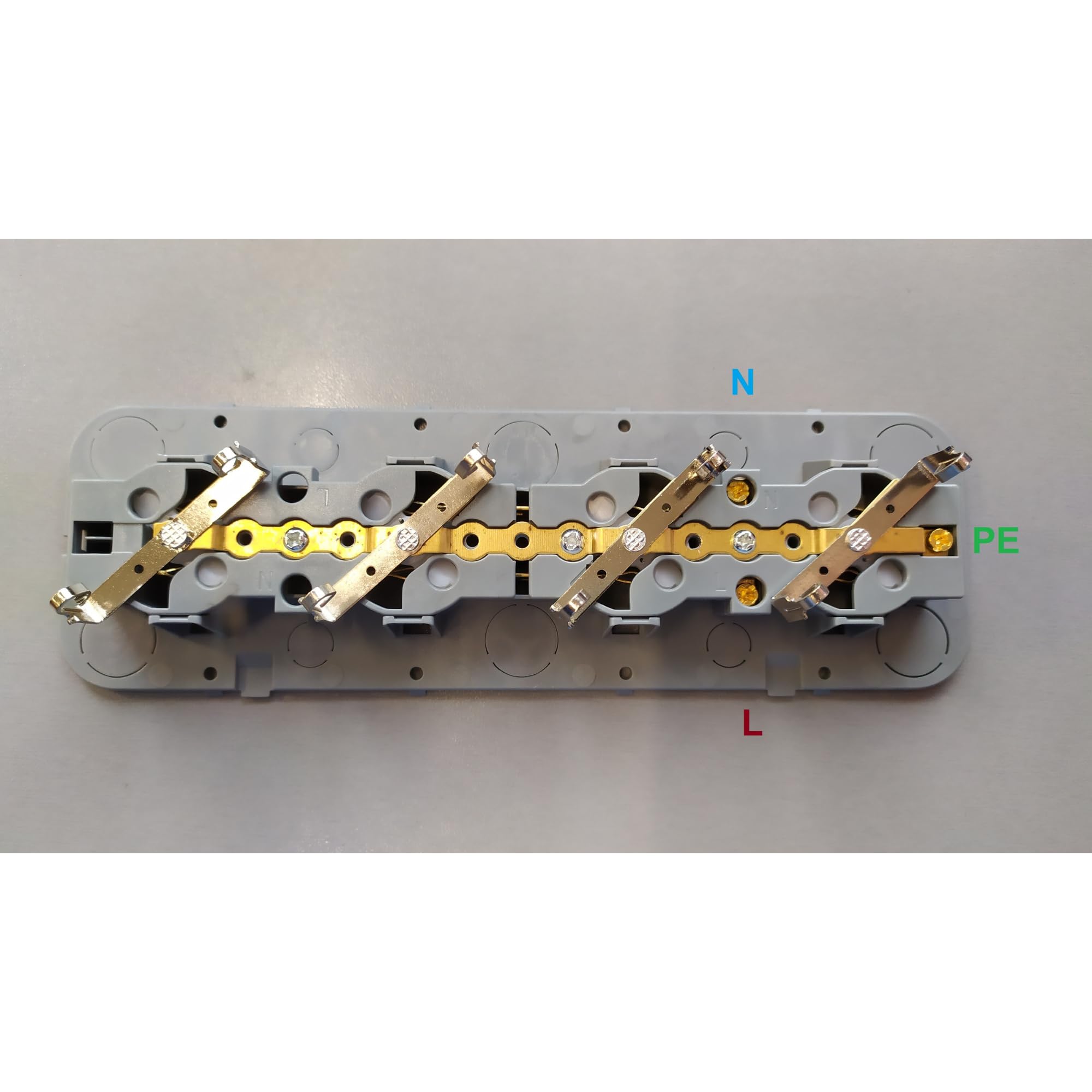 Enchufe Pared Schuko Toma de Corriente Pared IP20 Enchufe de Superficie Blanco 16A/230VAC Duradero y Seguro para Uso Doméstico y Comercial