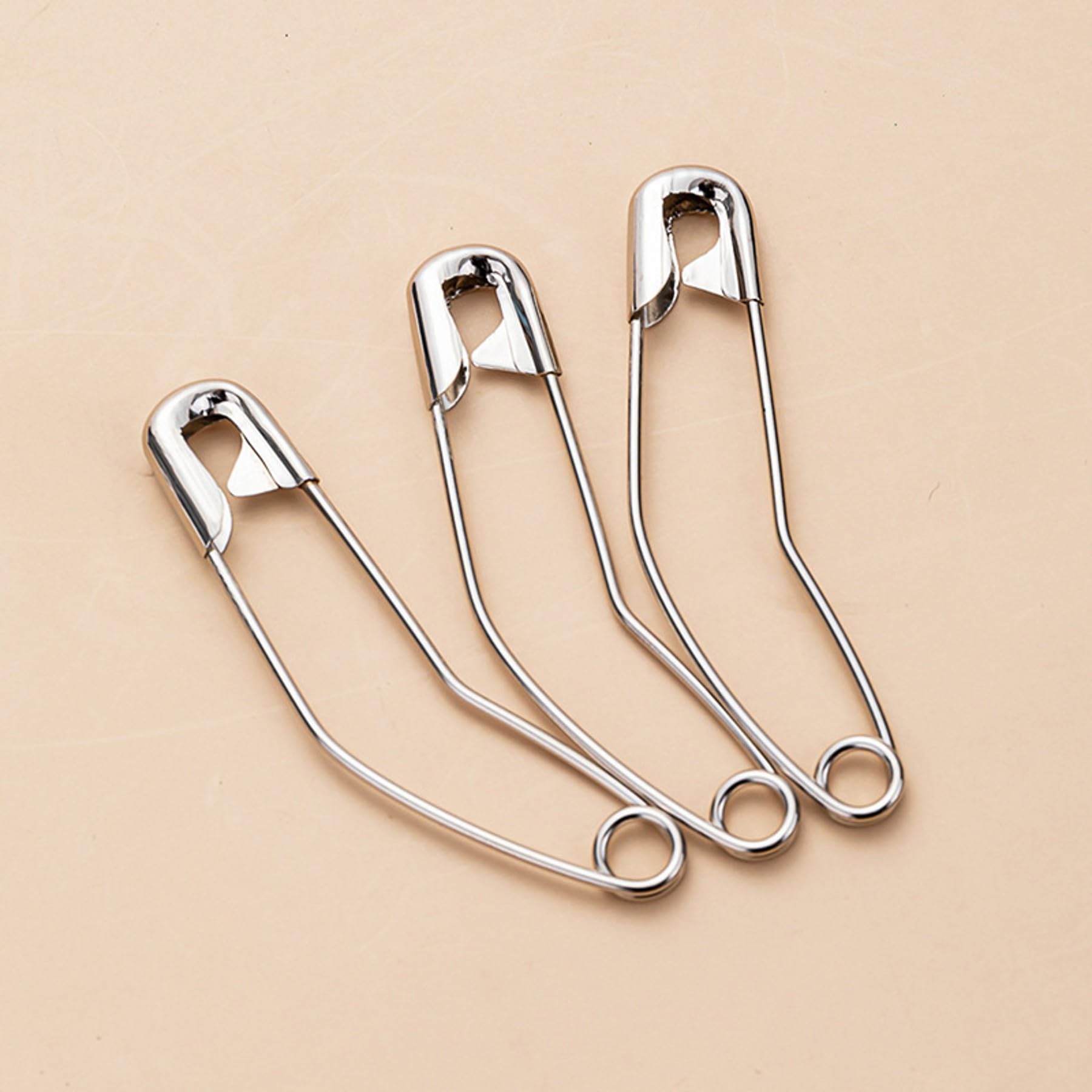 vrupin 100 pines de seguridad curvados de acero inoxidable para acolchado, alfileres de seguridad a granel de metal plateado para coser ropa, pinzas de seguridad decorativas (1.5 pulgadas)