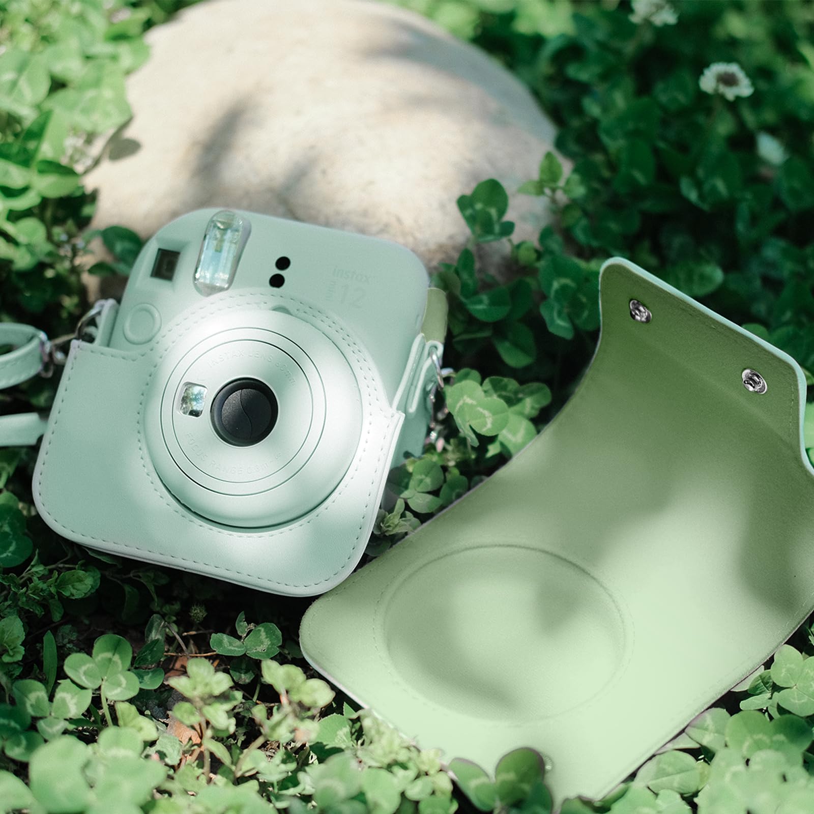 Rieibi Housse pour Instax Mini 12 - Étui de Protection en Cuir PU pour Appareil Photo Instantané Fujifilm Instax Mini 12 - Étui Amovible avec Bandoulière - Vert