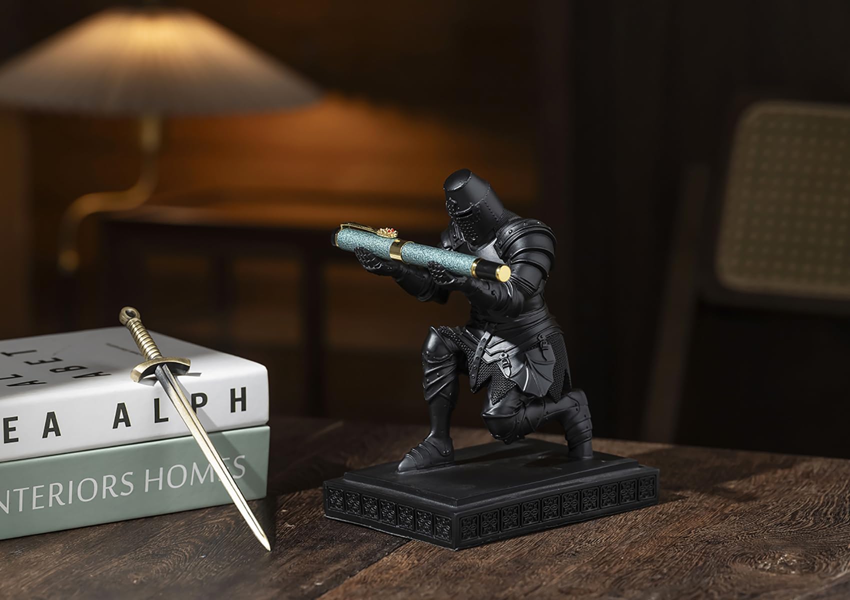 Templar Vanguard Soldat Stiftehalter Bleistiftständer Schreibtisch-Organizer und Zubehör als Geschenk für Mittelalter-Krieger-Enthusiasten (Schwarz)