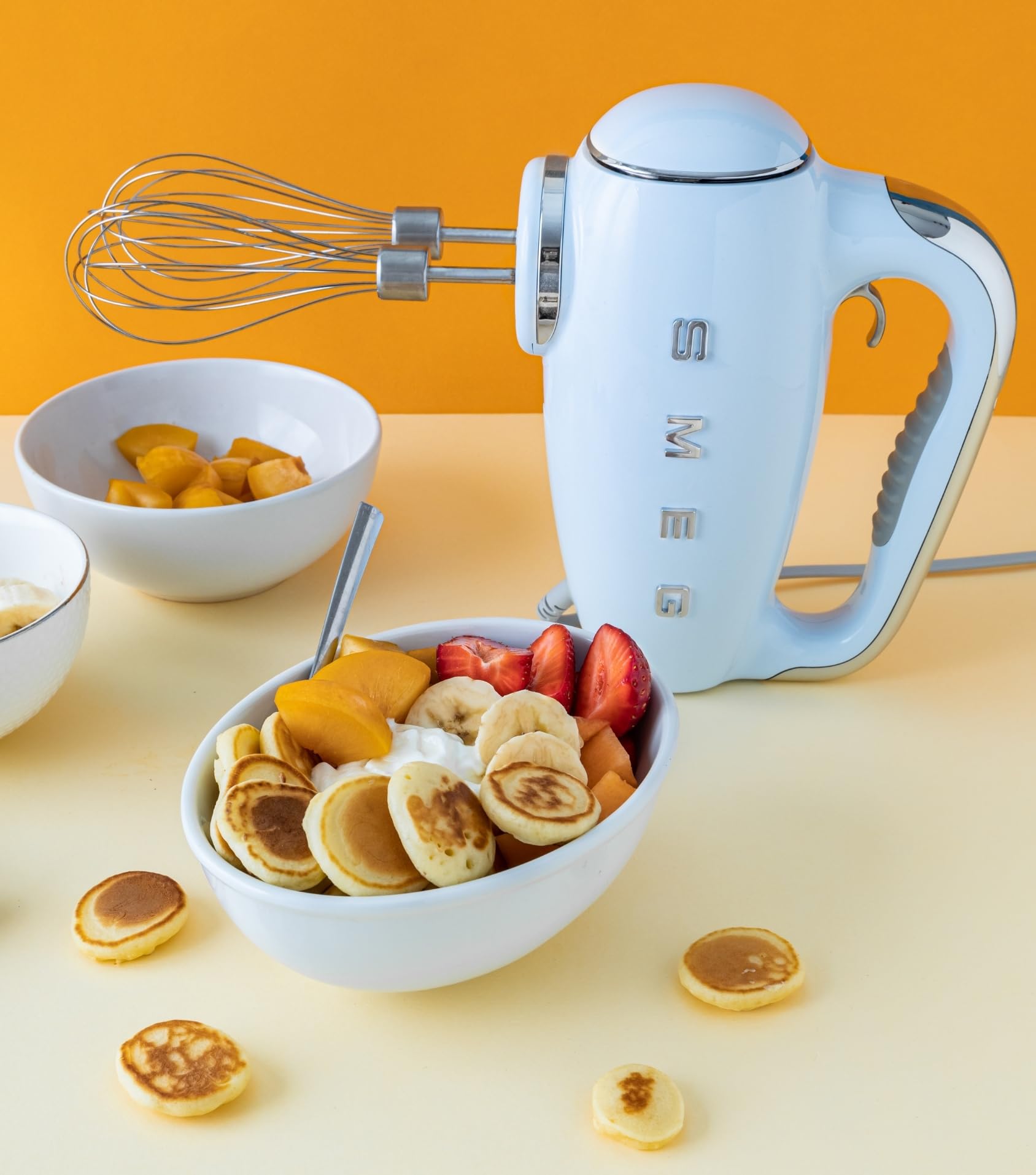 Smeg, HMF01CREU Electric Mixer, 9 -Geschwindigkeitsniveaus, Turbofunktion, glattes Start -Start -up -System, 4 Peitschen, 2 Ganci -Mixer und umhüllt, 250W, Creme