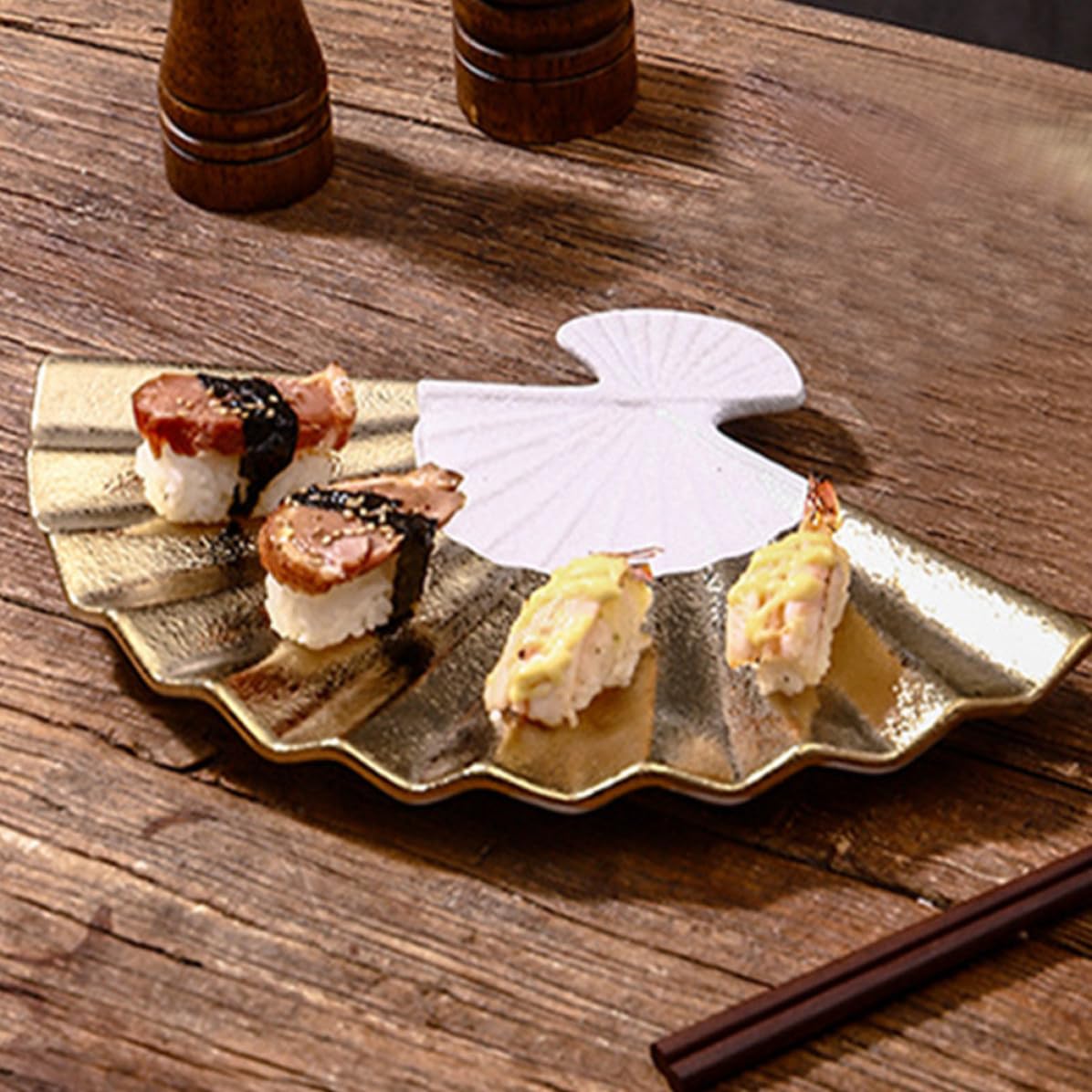 Hemobllo Assiette à Sushi Élégante et Multifonctionnelle Forme Éventail en Céramique Style Japonerie Couleur Or Solide pour Hôtel et Usage Domestique