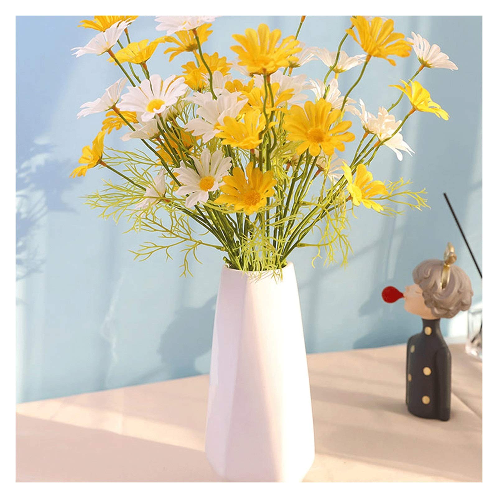 Künstliche Blumen und Vase, Elegante Sträuße aus künstlichen Seidenblumen mit Keramik für die Tischdekoration im Wohnzimmer