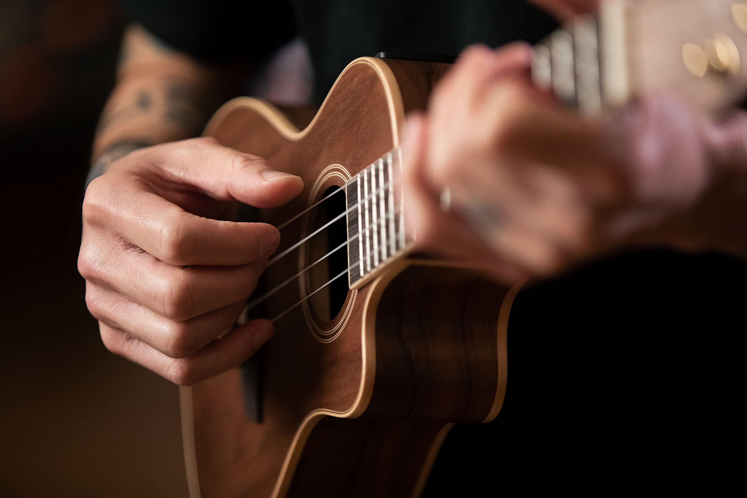 Ortega Guitars Ukulélé Concert Électro-Acoustique – Série Horizon – Housse Incluse – Noyer, Naturel (RUWN-CE)