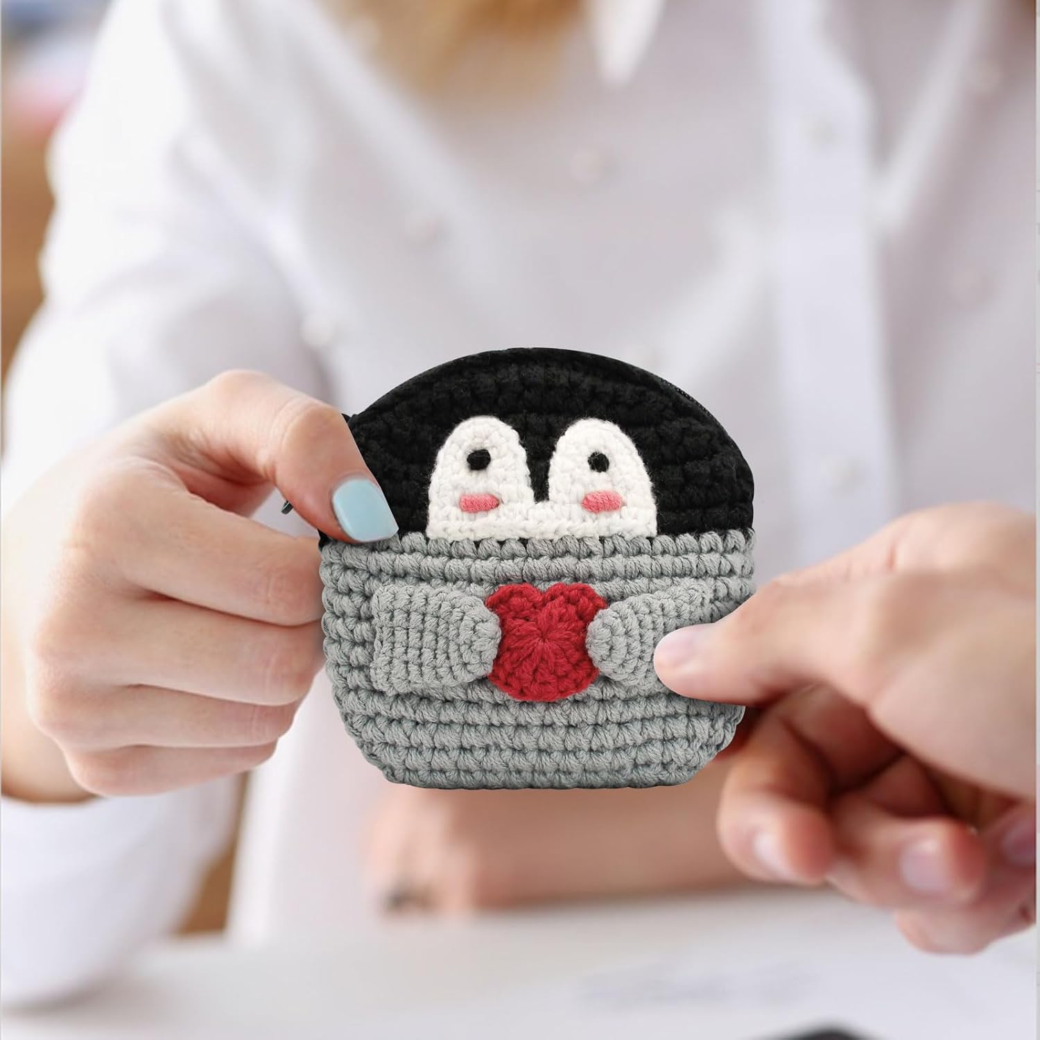 Penguin Shaped Coin Purse Pouch, Crocheted Change Purse Wallet Small Coin Purse for Women and Girls, Hand-made Mini Coin Purse Cute Coin Purse with Zipper for Coin, Keys (black)