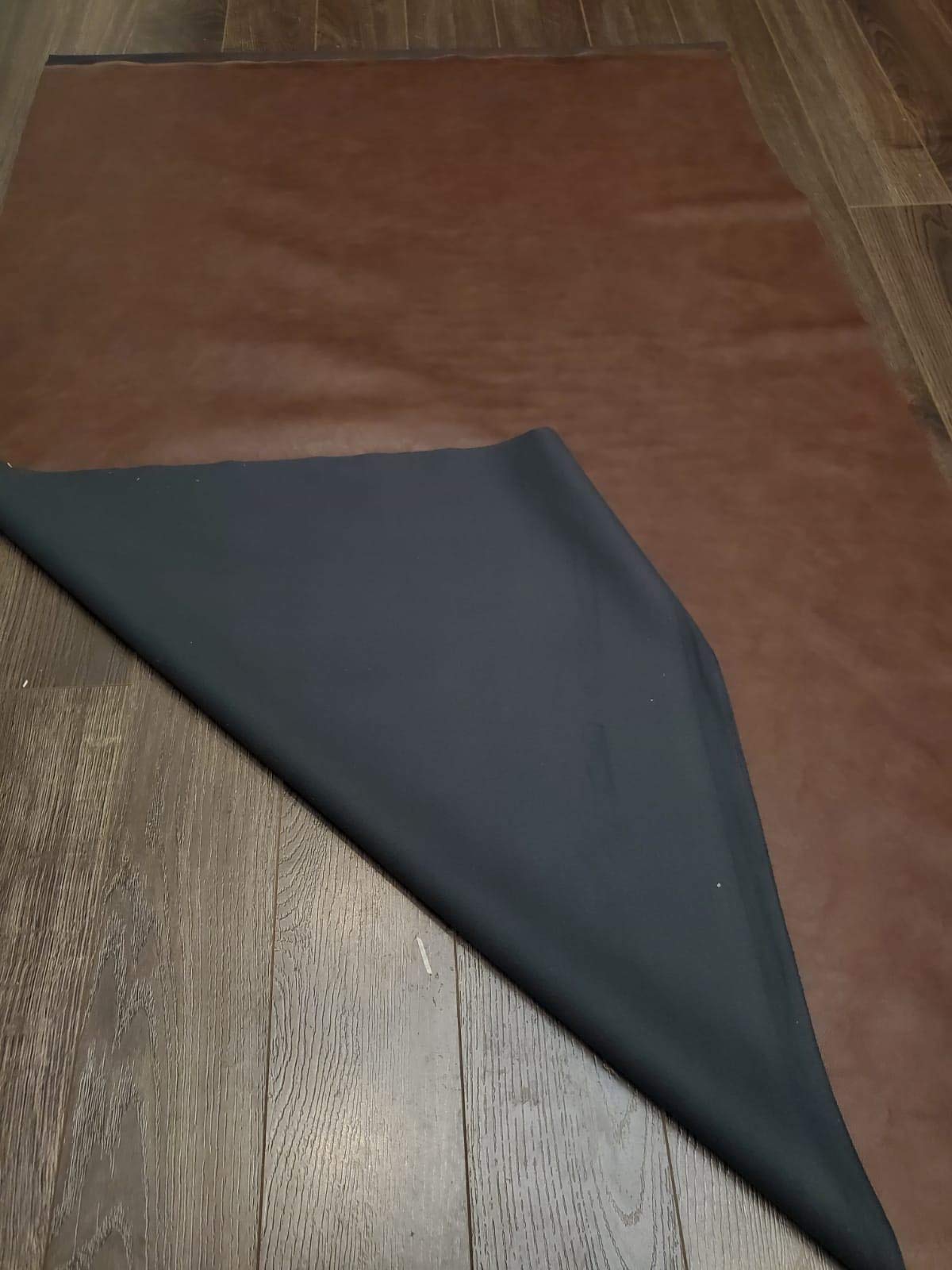 The Yard - Hoja de tela de piel sintética vegana suave marrón oscuro de 0.9 mm, napa (108 x 54 pulgadas), tapicería suave y lisa (marrón, 3 yardas (108 x 54 pulgadas)