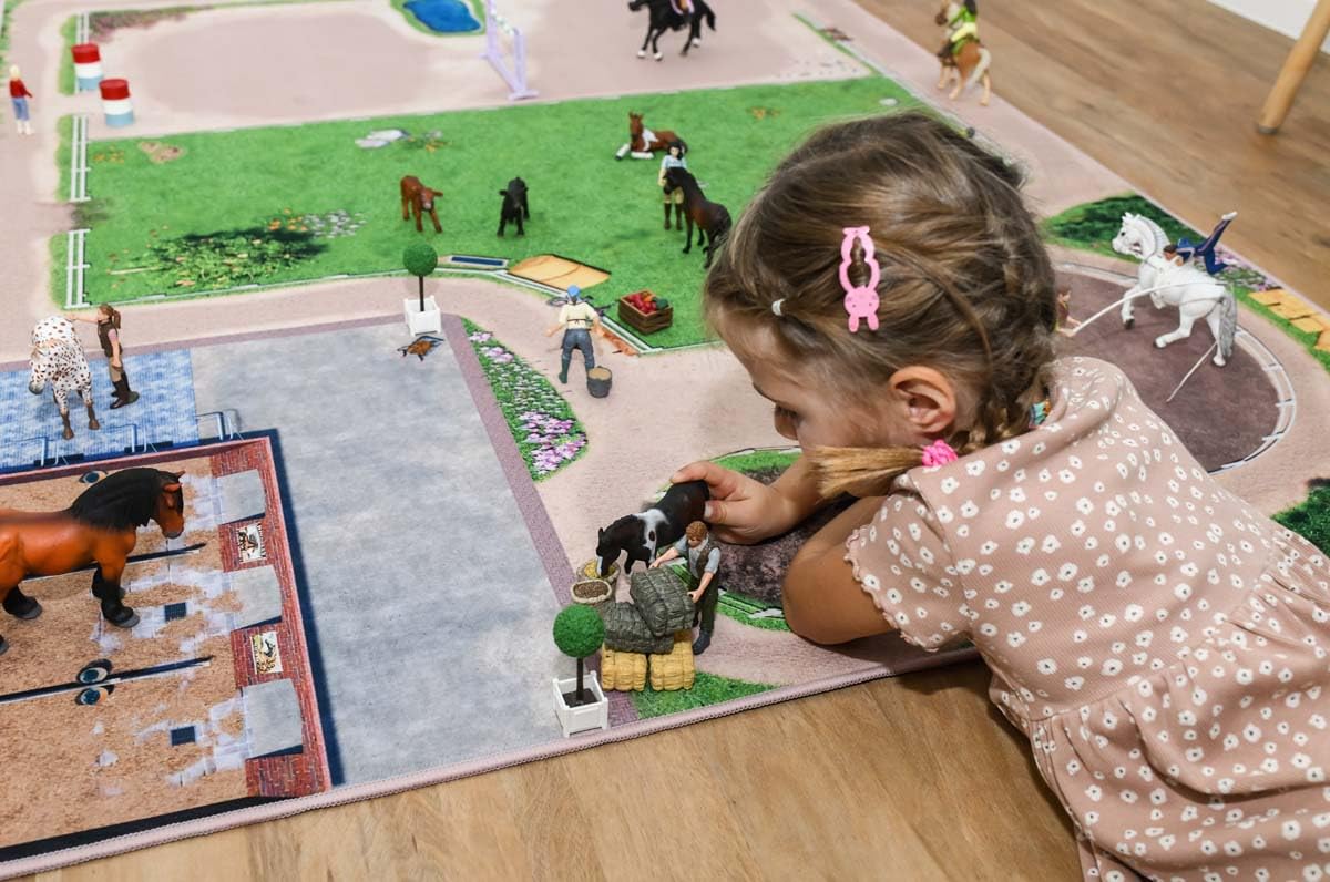 tappeto da gioco per cameretta con maneggio, campo di equitazione e scuderie. Ideale per piccoli amanti dei cavalli, compatibile con Schleich® e Playmobil®. 160 × 120 cm