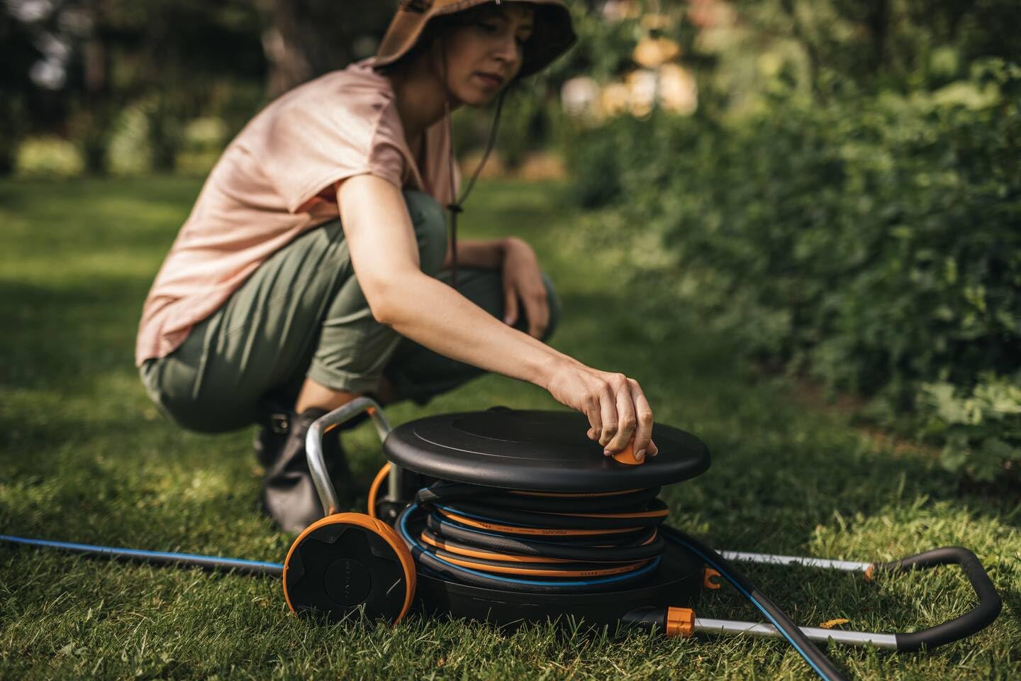 Fiskars Comfort Carro portamanguera Waterwheel L | 31,5 m de alcance total, enrollado automático, conector universal para grifo, 1071670