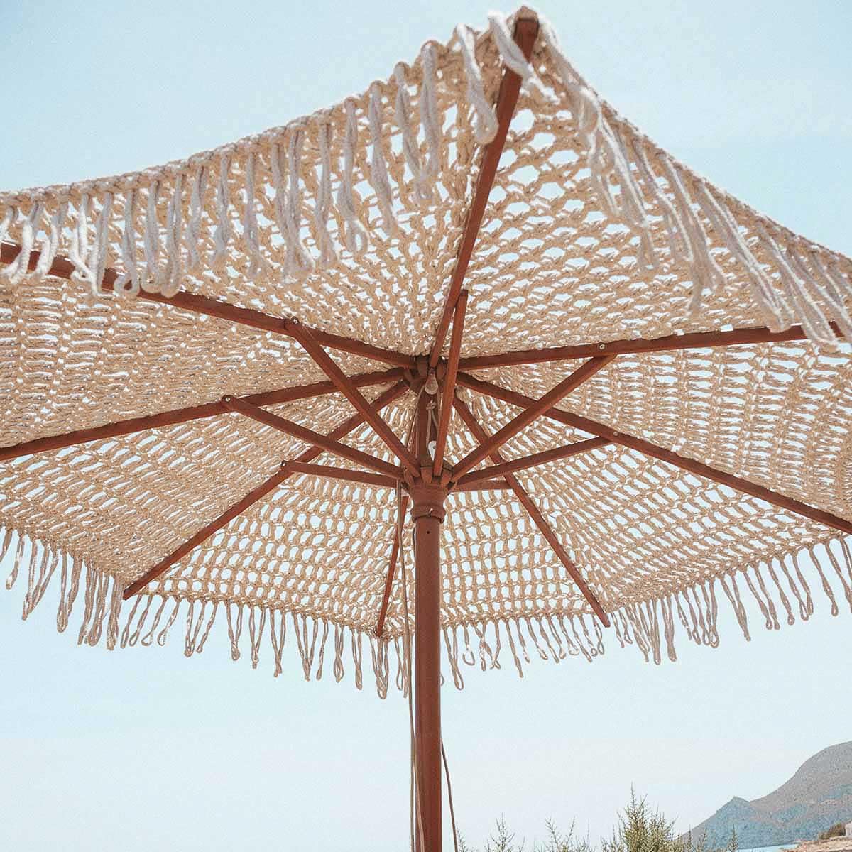 newgarden BINIBECA Parasol en Macramé et franges pour extérieur, plage, jardin, Ø 200 cm, pliable et hauteur réglable, structure en bois de bambou pour la terrasse et le balcon, couleur crème clair