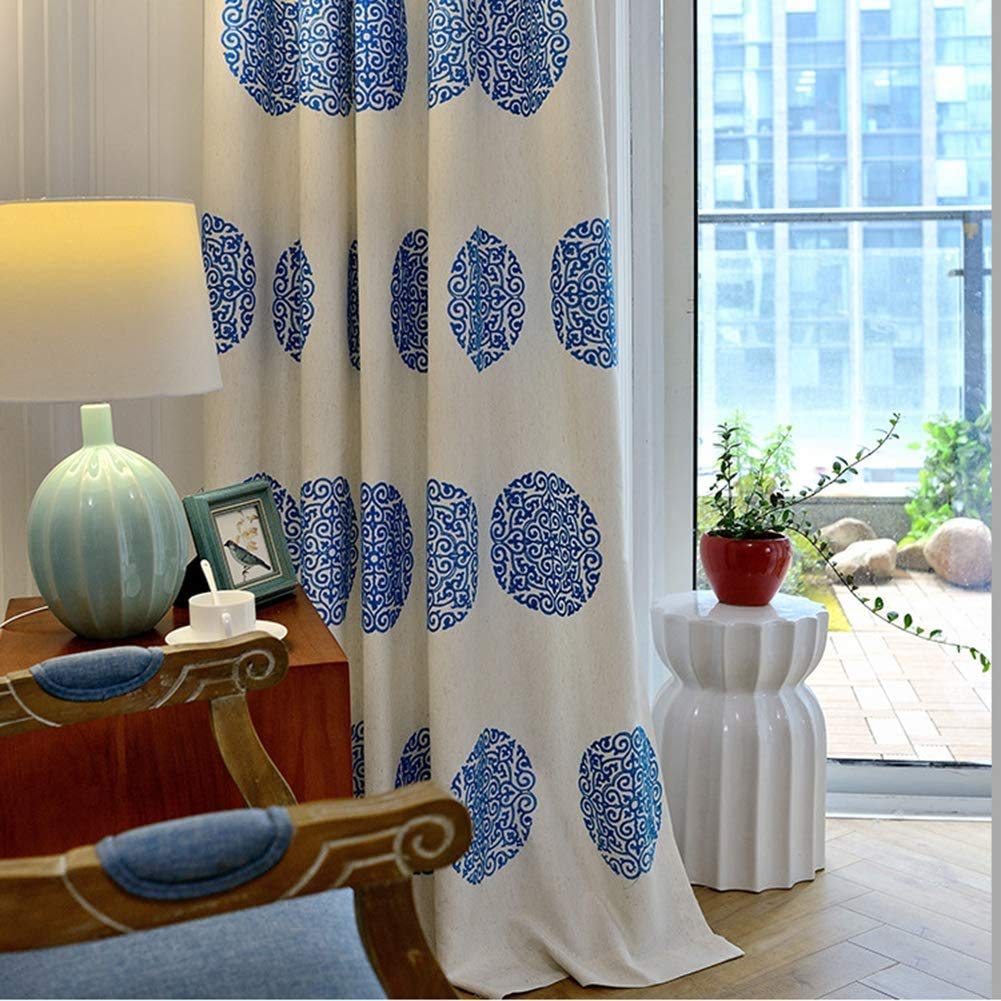Rideaux en lin occultants pour dormir au calme dans un salon moderne