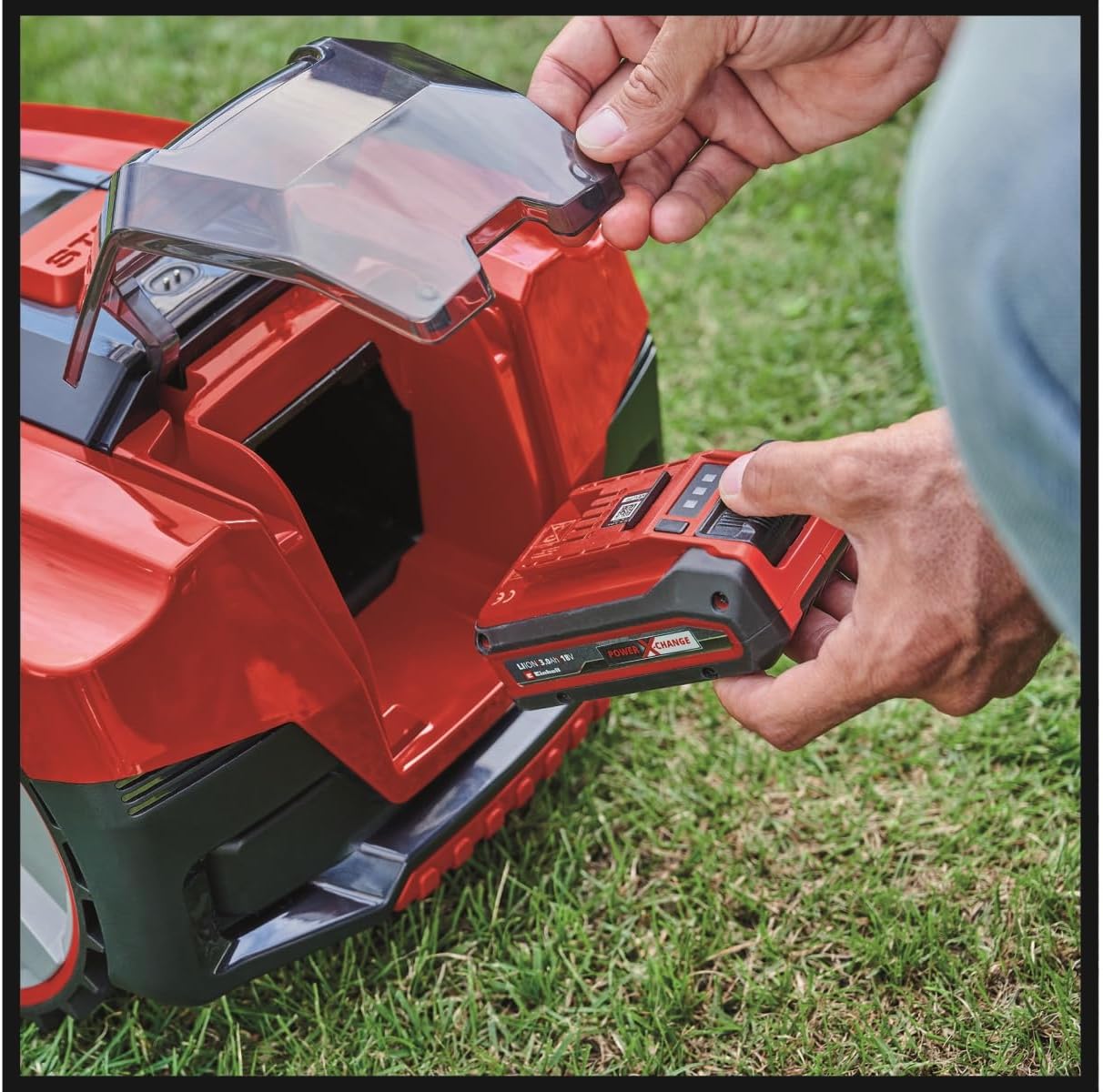 การใส่แบตเตอรี่ลงใน Einhell FREELEXO 350