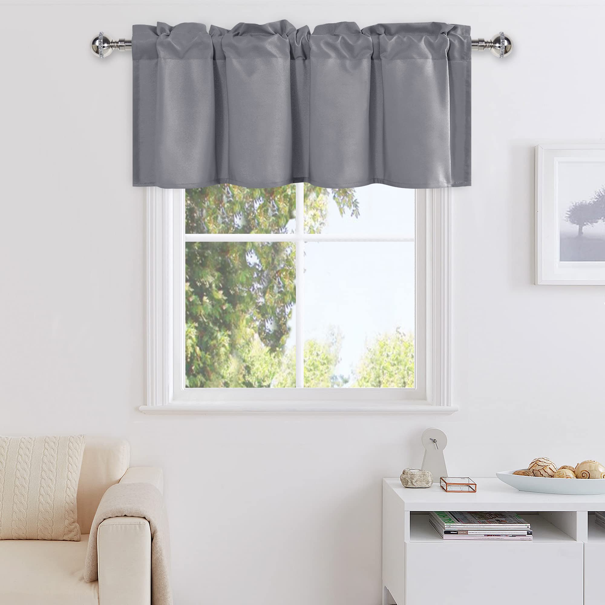 Rideau de cuisine gris pour fenêtre de salle de bain, ambiance chaleureuse