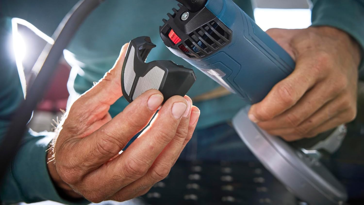 Cleaning the air filter of the angle grinder