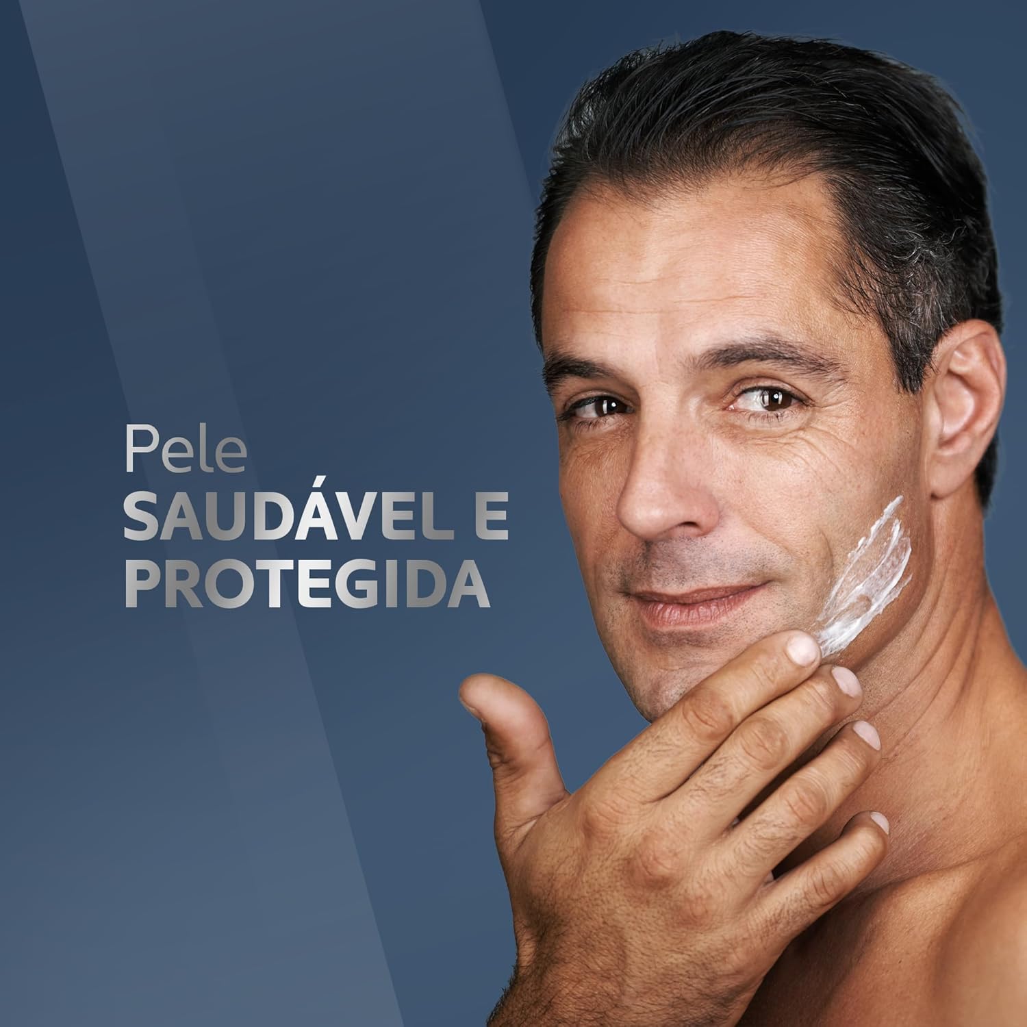 Close-up com fundo azul em tons degradê, com faixas verticais translúcidas