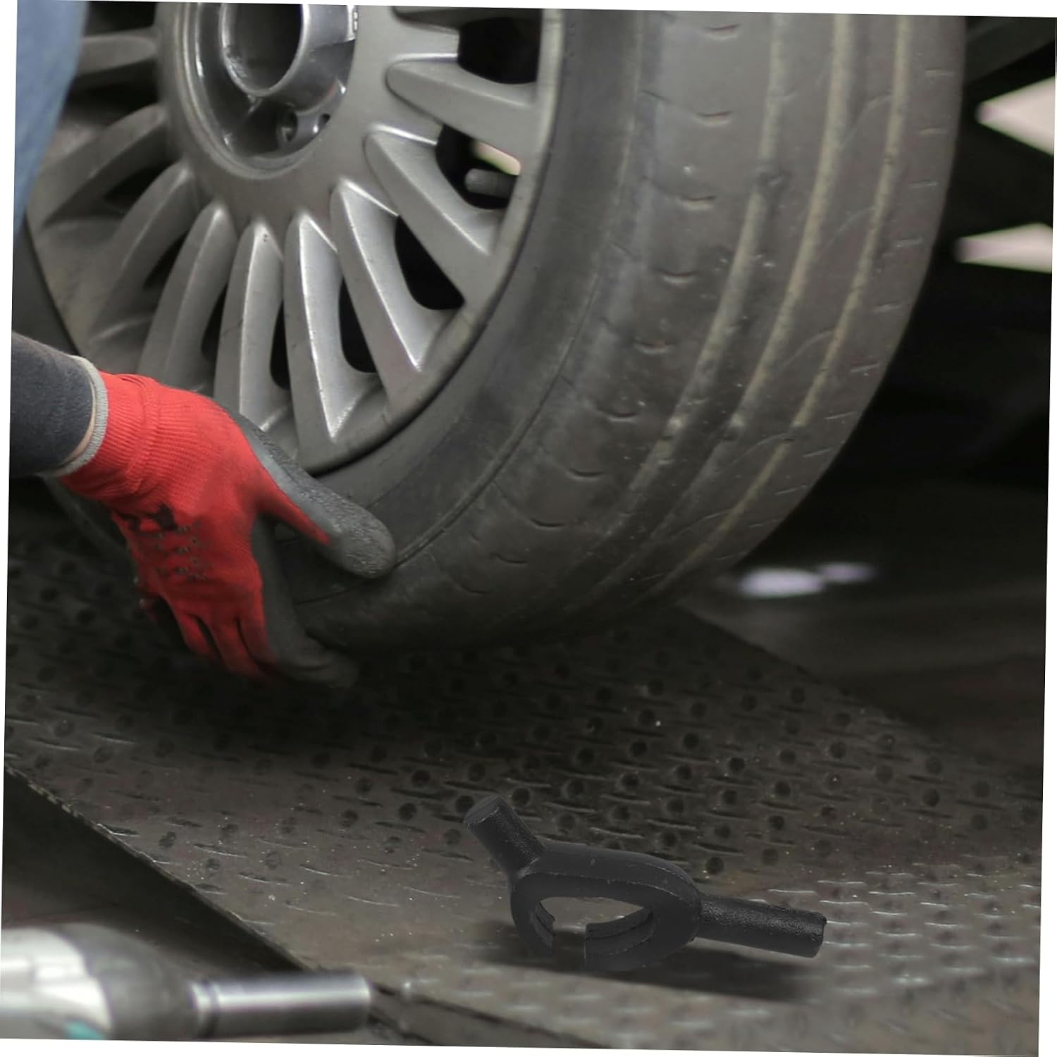 Unomor Manual Tire Changer Tool Tire Bead Clamp Versatile Automotive Wheel Changer Tool for Car Repair Shops and Individual Users