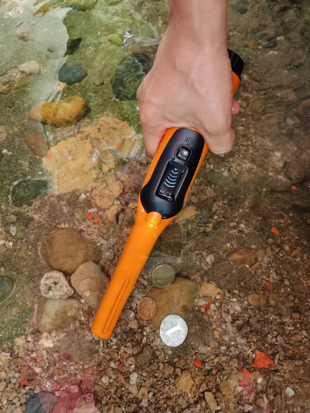 Fully Waterproof Pinpointing LCD Gold Metal Detector with LED Flashlight, Portable 360° Scan Searching Pinpointer, IP68 Underwater to 12m/40feet High Sensitive Treasure Hunter for Adults and Kids