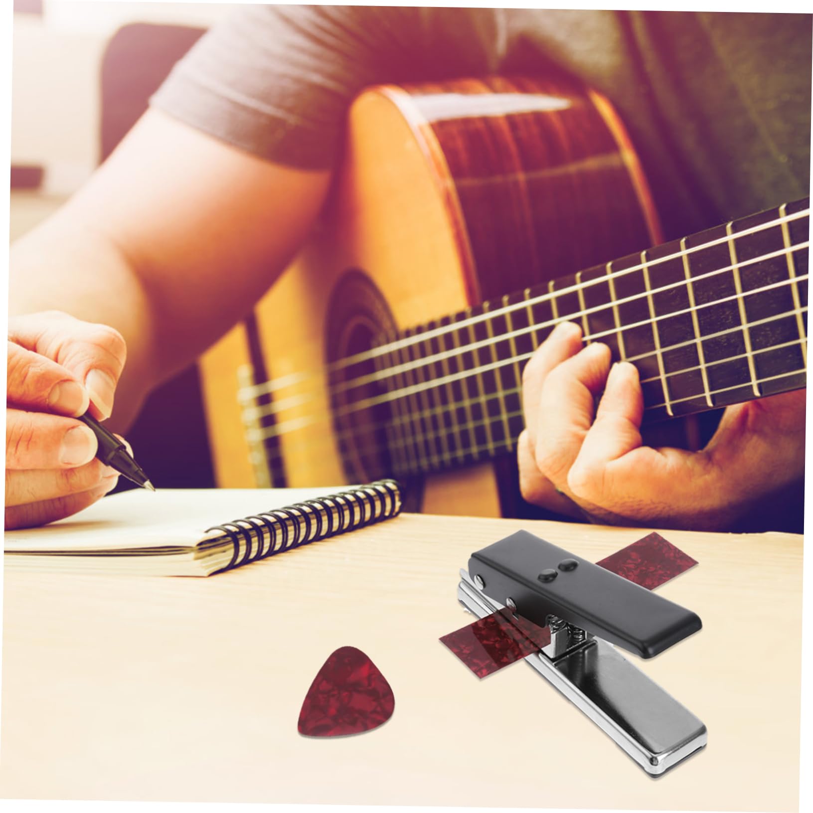 Kit Troquelador de Púas de Guitarra para Bricolaje, Juego B, 29 Piezas | Incluye Troqueladora, Clip, 2 Tiras y 25 Celuloide Lisa, sin Rebabas, Compacta, Resistente al Óxido