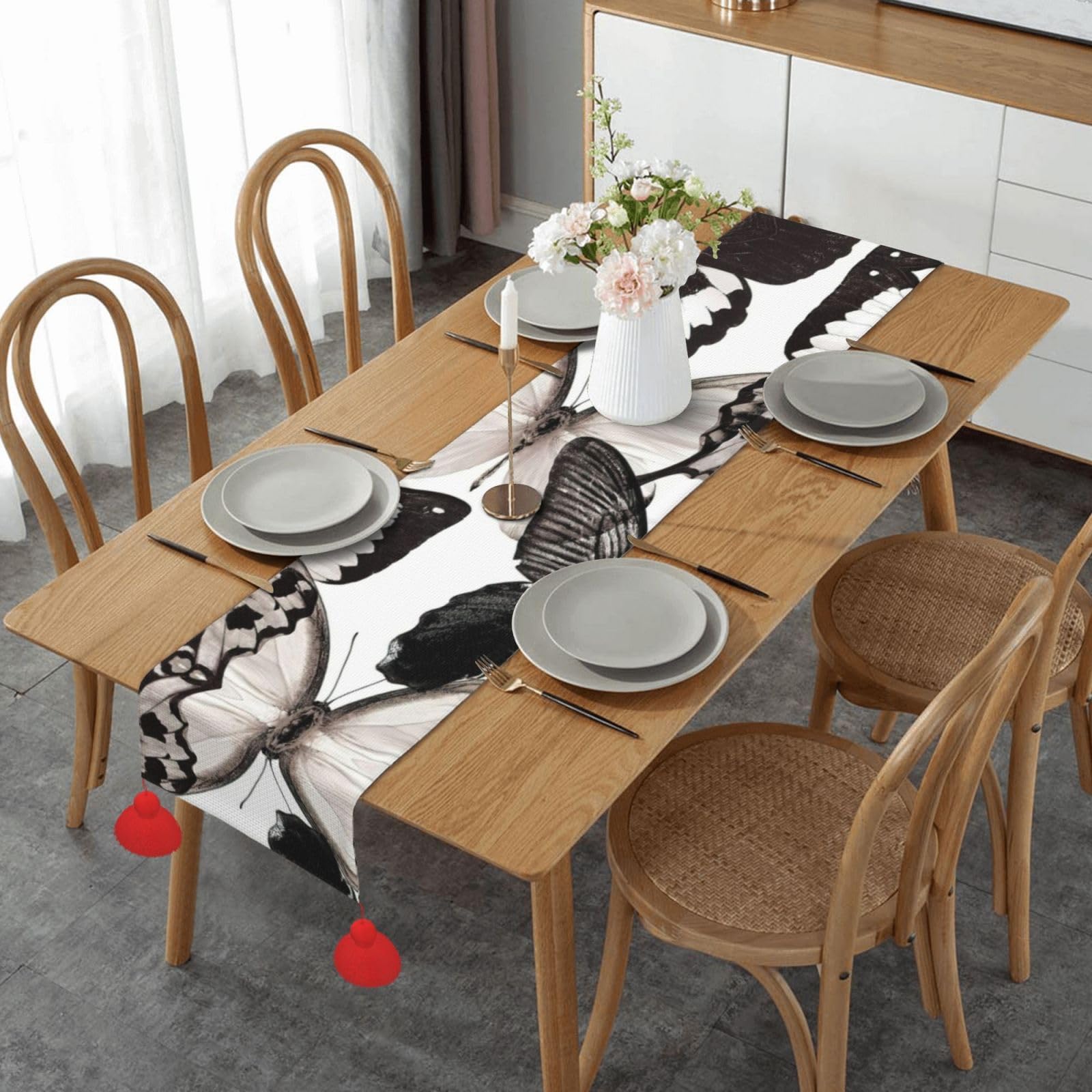 Chemin de table de Noël avec pompons pour embellir votre décoration festive de fin d'année