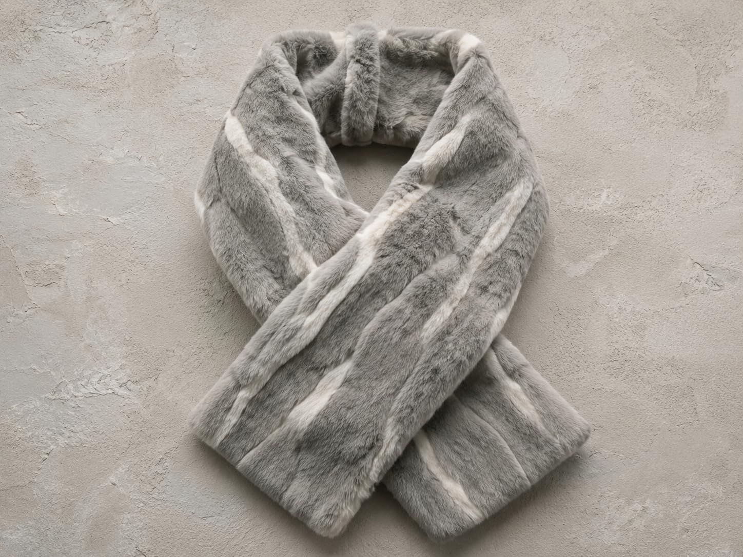 Tela de piel sintética de lujo con ondas en relieve gris y blanco, 1 metro