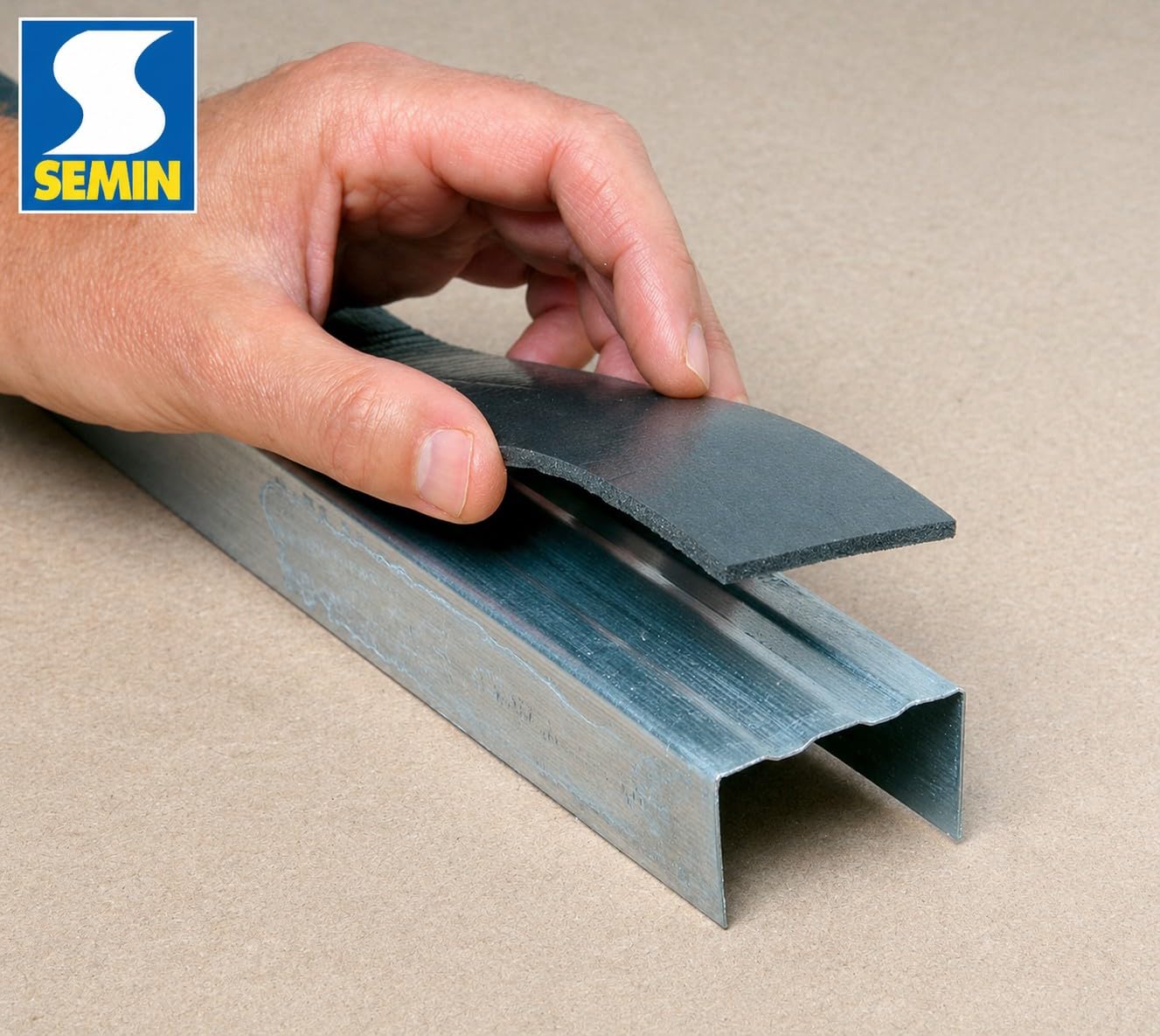 SEMIN Ruban Isolant Acoustique Auto-Adhésif 30m x 45mm – Lot de 3 – Bande Résiliente Cloison & Plafond, Isolation Phonique & Thermique, Pose sur Fourrure Métallique, Mousse Polyuréthane