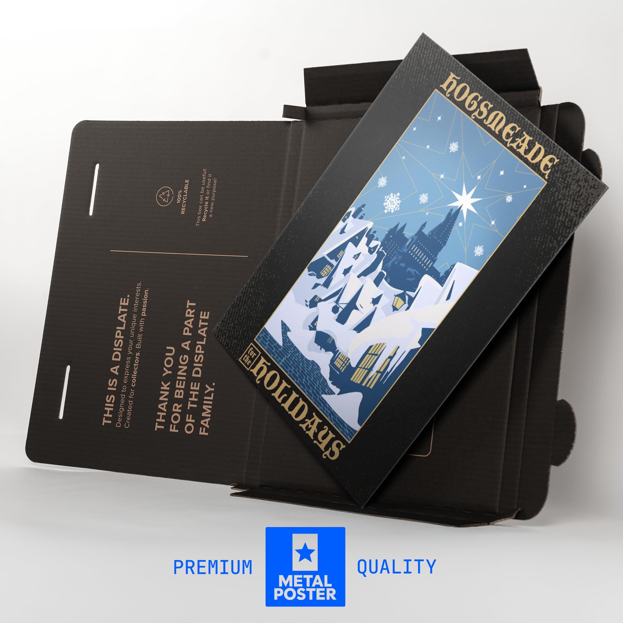 Displate Metall poster Wizarding World Hogsmeade for Holidays Größe L | Bilder Wanddeko Wohnzimmer & Schlafzimmer Wandbilder, Geschenk. Wandkunst mit Magnet-Befestigung, ohne Bohren.