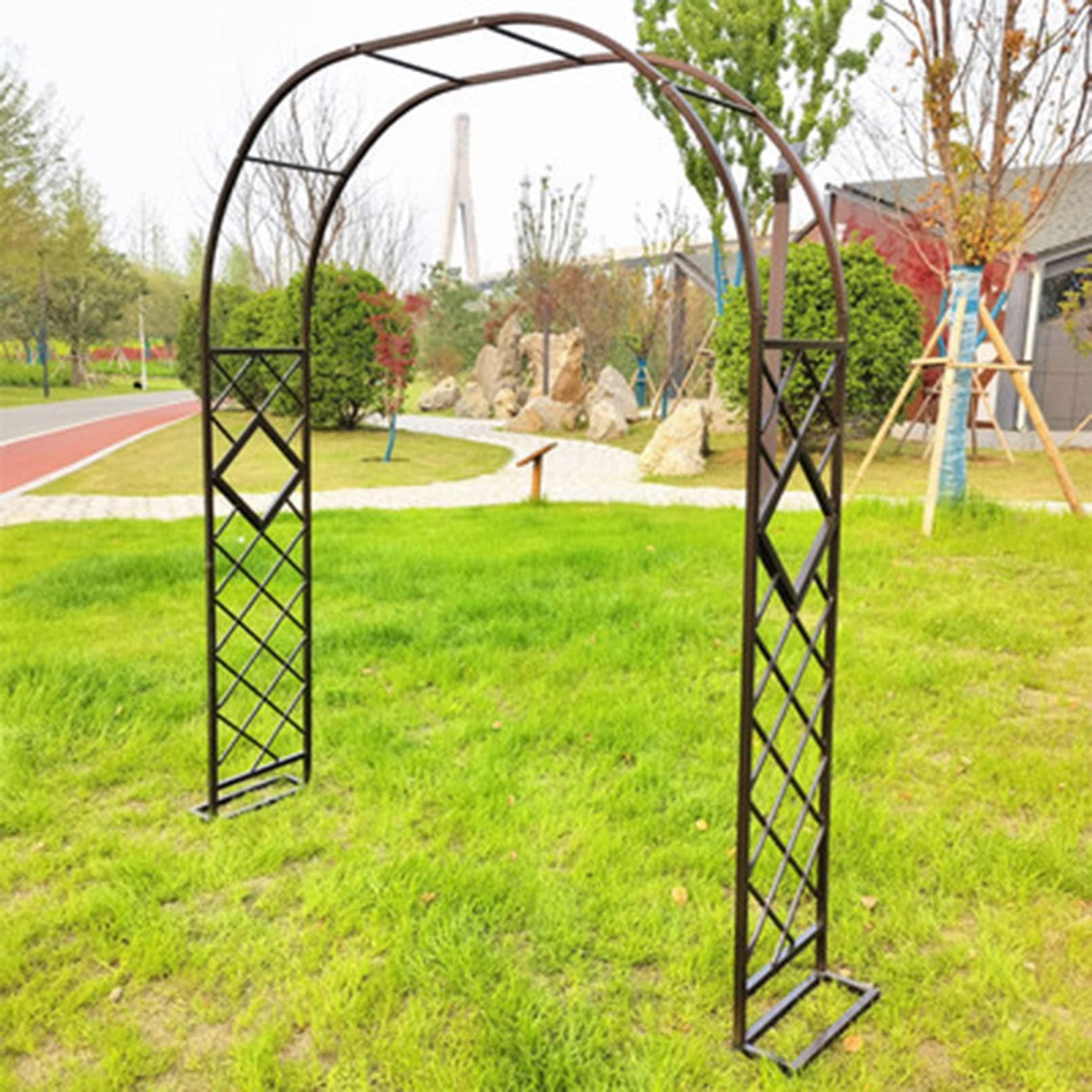 Cenador de metal para pérgola que transforma tu jardín en un oasis para plantas trepadoras