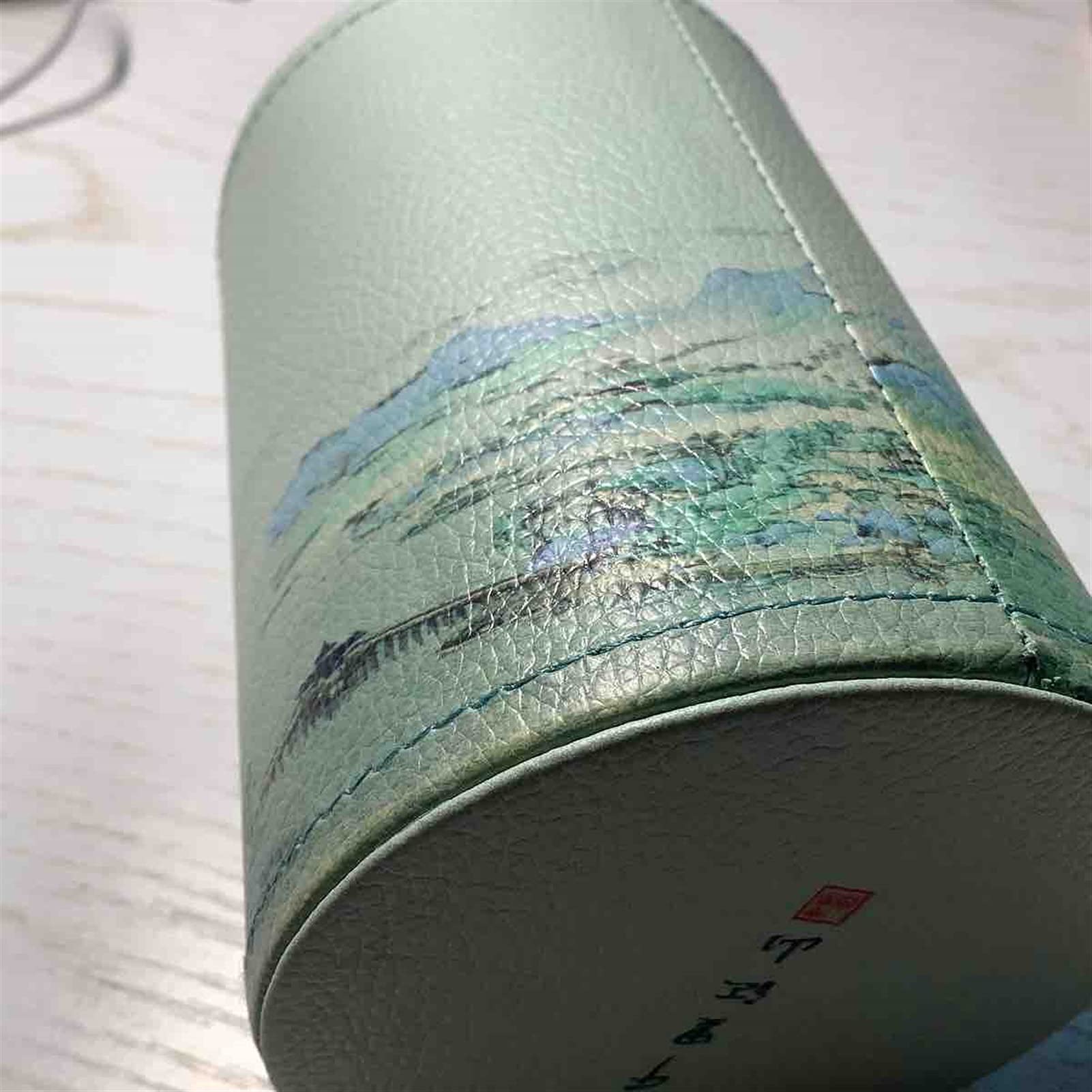 Stifthalter für den Schreibtisch, Runder Schreibtisch-Stifthalter aus PU-Leder mit chinesischem Tintenmuster, 8,5 x 11,9 cm