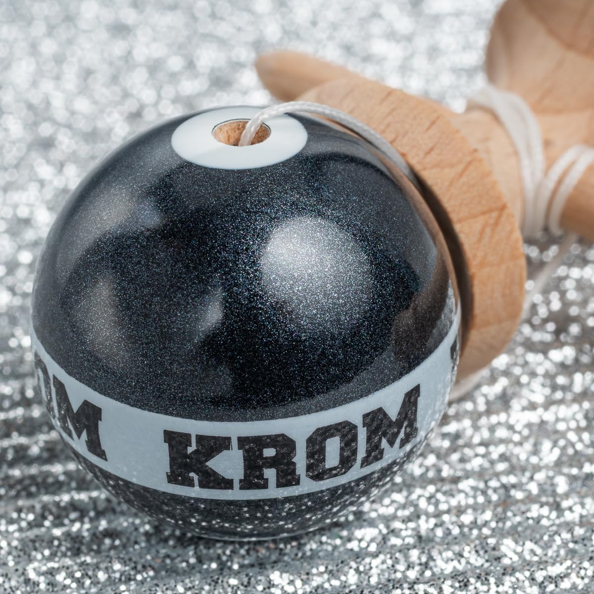 KROM Kendama MIKRO czarna – Mini Kendama z drewna bukowego – w pełni grywalna – format kieszonkowy – dla początkujących i profesjonalistów