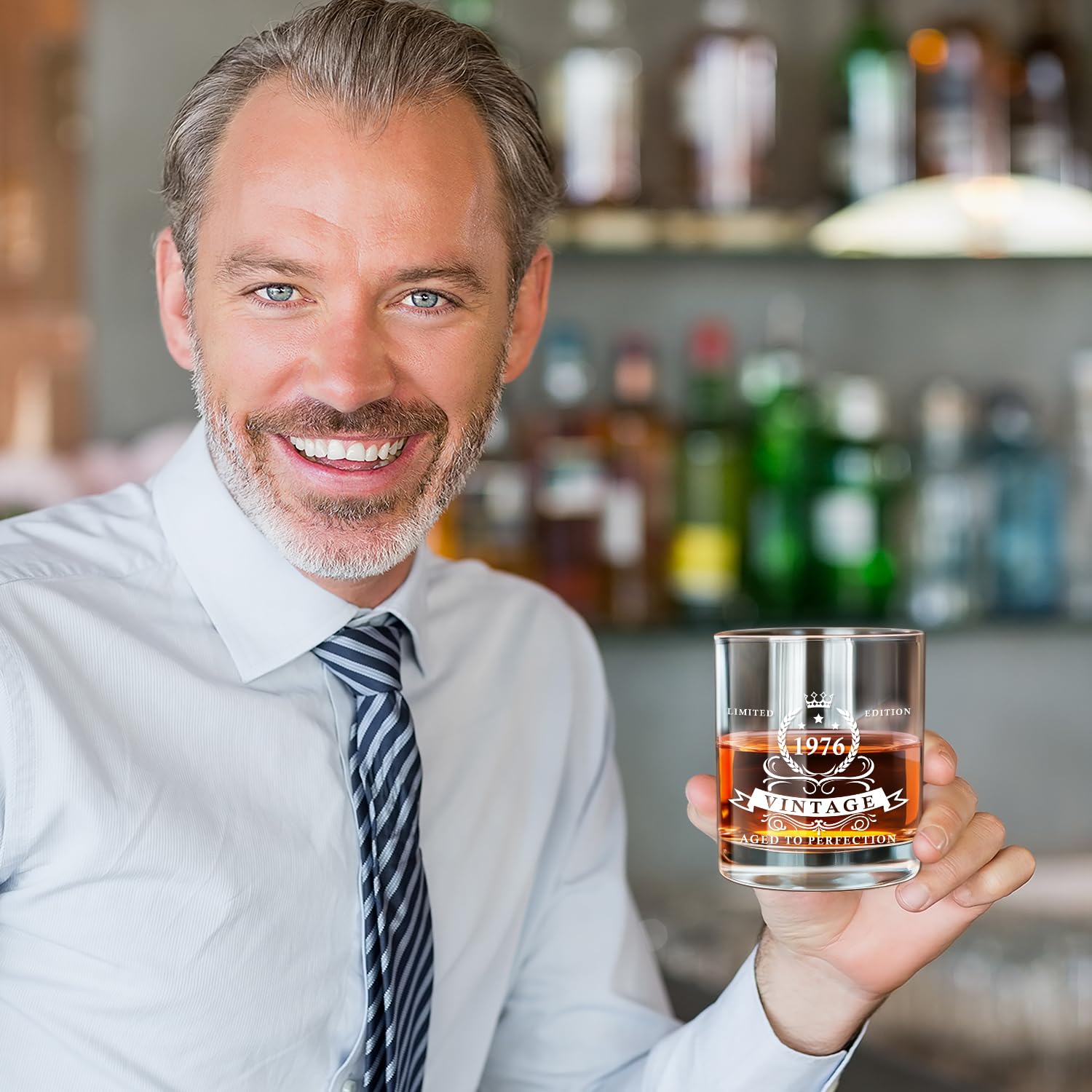 LIGHTEN LIFE Regali per il 50° compleanno per uomo 12 oz, bicchiere da whisky del 1975 in pregiata scatola di legno, bicchiere da bourbon del 1975 per papà e marito di 50 anni