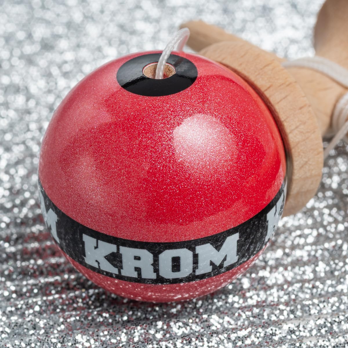 KROM Kendama Micro Rojo – Mini Kendama de Madera de Haya – Totalmente jugable – Tamaño de Bolsillo – para Principiantes y Profesionales