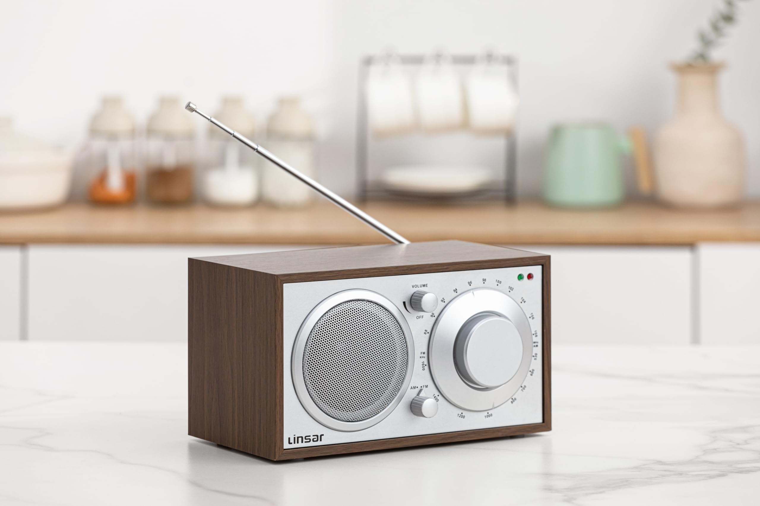 Linsar Radio in zeitlosem Holz-Design, Analoge Einstellung AM/FM, Eingebauter Mono-Lautsprecher, AUX-IN-Funktion, Kopfhörer-Funktion, Hochwertige Steuerknöpfe, Küchenfunk (braun)