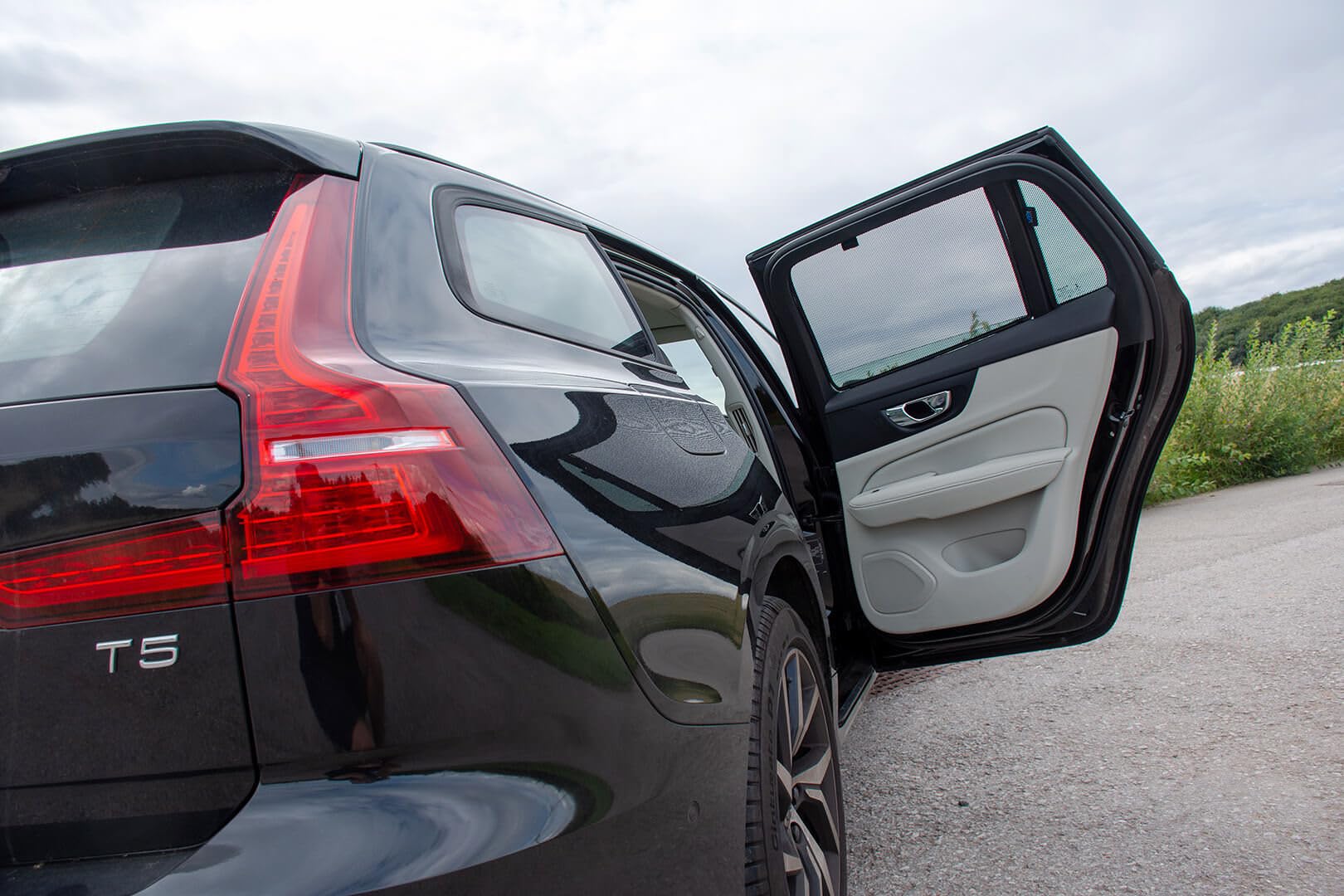 CAR SHADES zestaw (tylne drzwi boczne) kompatybilny z Volvo V60 II 2018- (4-częściowy) - niestandardowe osłony przeciwsłoneczne do samochodów, czarny