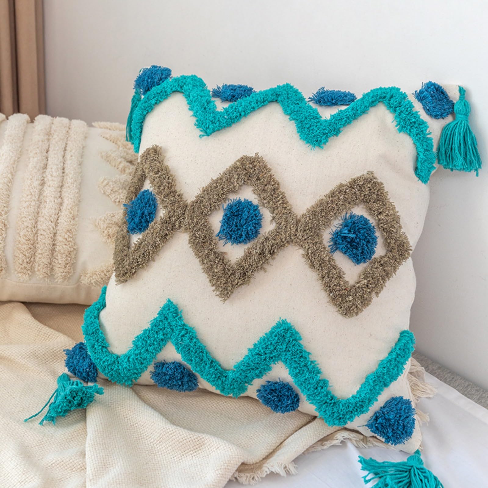 Housse de coussin bleu et beige : Rénovez votre canapé usé avec style